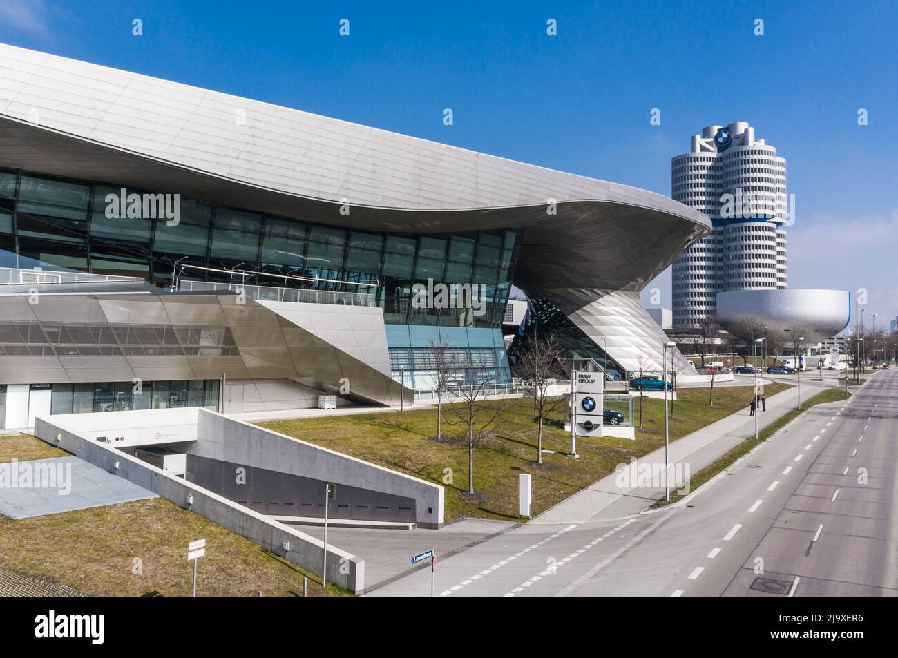 München, Deutschland - 10. März 2016: BMW Vierzylinder Tower Münchner Wahrzeichen, der als Welthauptsitz für den bayerischen Automobilhersteller dient. Stock Foto mit Stockfoto