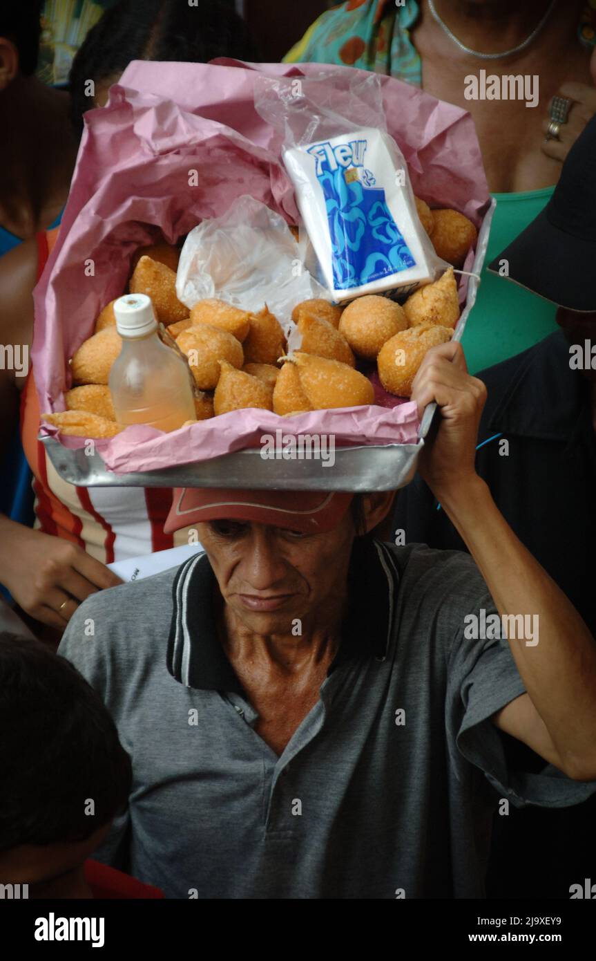 Straßenverkäufer, der in den Straßen von Belém, Pará, Brasilien, „Coxinhas“, brasilianische Hühnchen-Kroketten verkauft. Konzept für informelle Wirtschaft, informelle Arbeitsplätze. 2005. Stockfoto