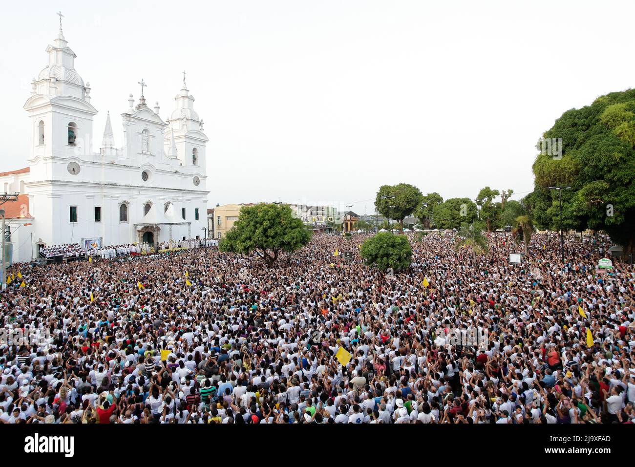 In der Kathedrale von Sé versammelten sich Menschenmengen zur Prozession der Círio de Nazaré, die jeden Oktober in Belém, Pará, Amazonas, Brasilien stattfindet. 2011. Stockfoto