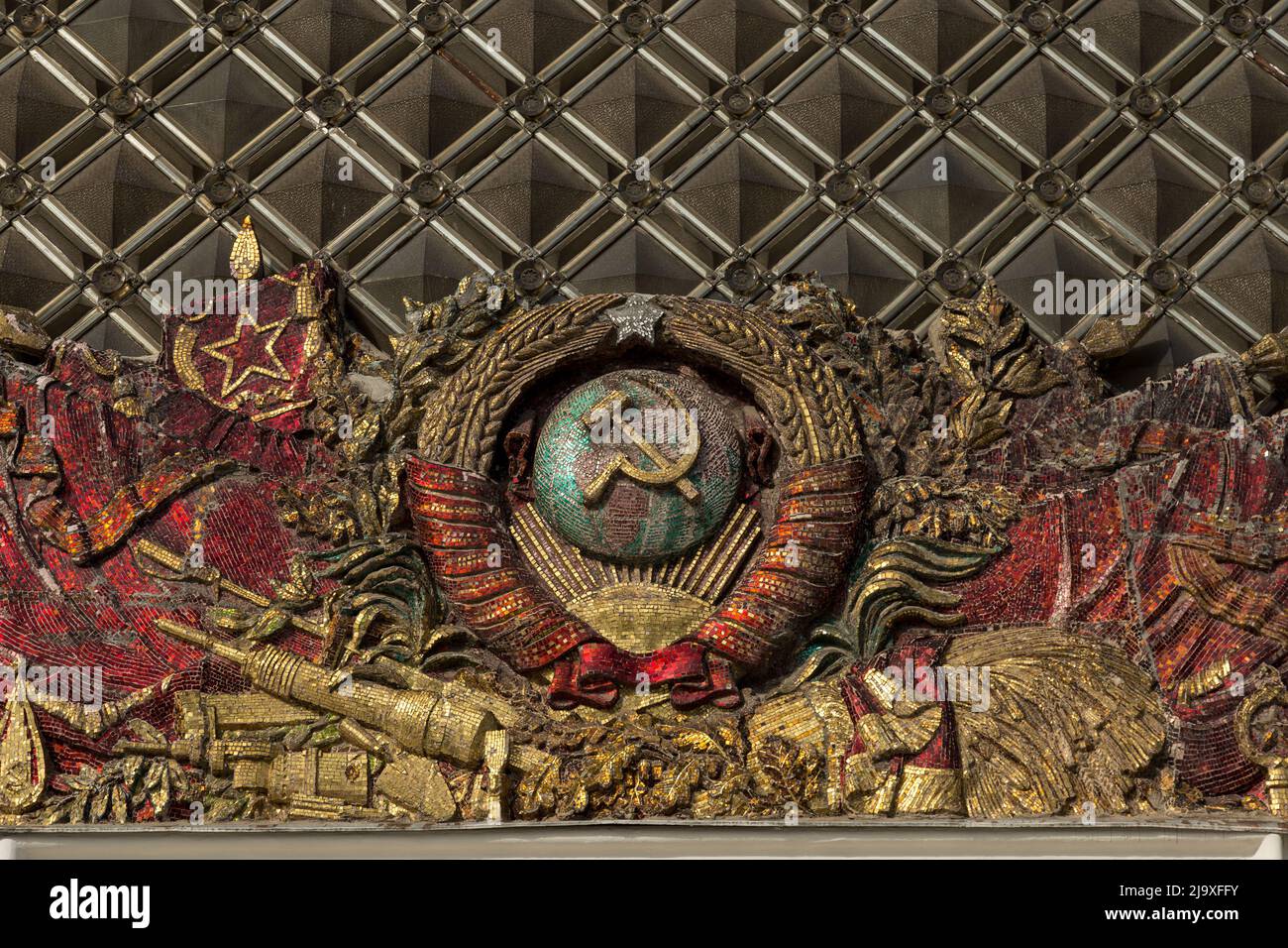 Mosaik sowjetisches USSR-Emblem mit Hammer und Sichel. Stockfoto