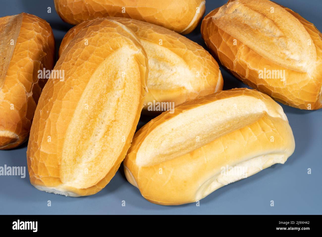 'Französisches Brot', traditionelles brasilianisches Brot auf blauem Hintergrund Stockfoto