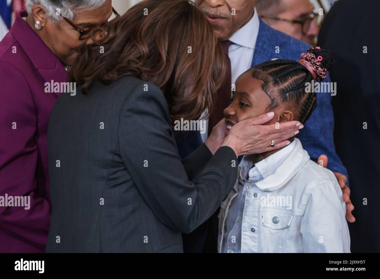 Vizepräsidentin Kamala Harris spricht mit George Floyds Tochter Gianna Floyd während einer Veranstaltung, bei der Präsident Joe Biden einen historischen Executive Order unterzeichnen wird, um eine effektive, rechenschaftspflichtige Polizeiarbeit zu fördern und die öffentliche Sicherheit während einer Veranstaltung im East Room des Weißen Hauses in Washington zu stärken. DC am 25. Mai 2022. Foto von Oliver Contreras/UPI Credit: UPI/Alamy Live News Stockfoto