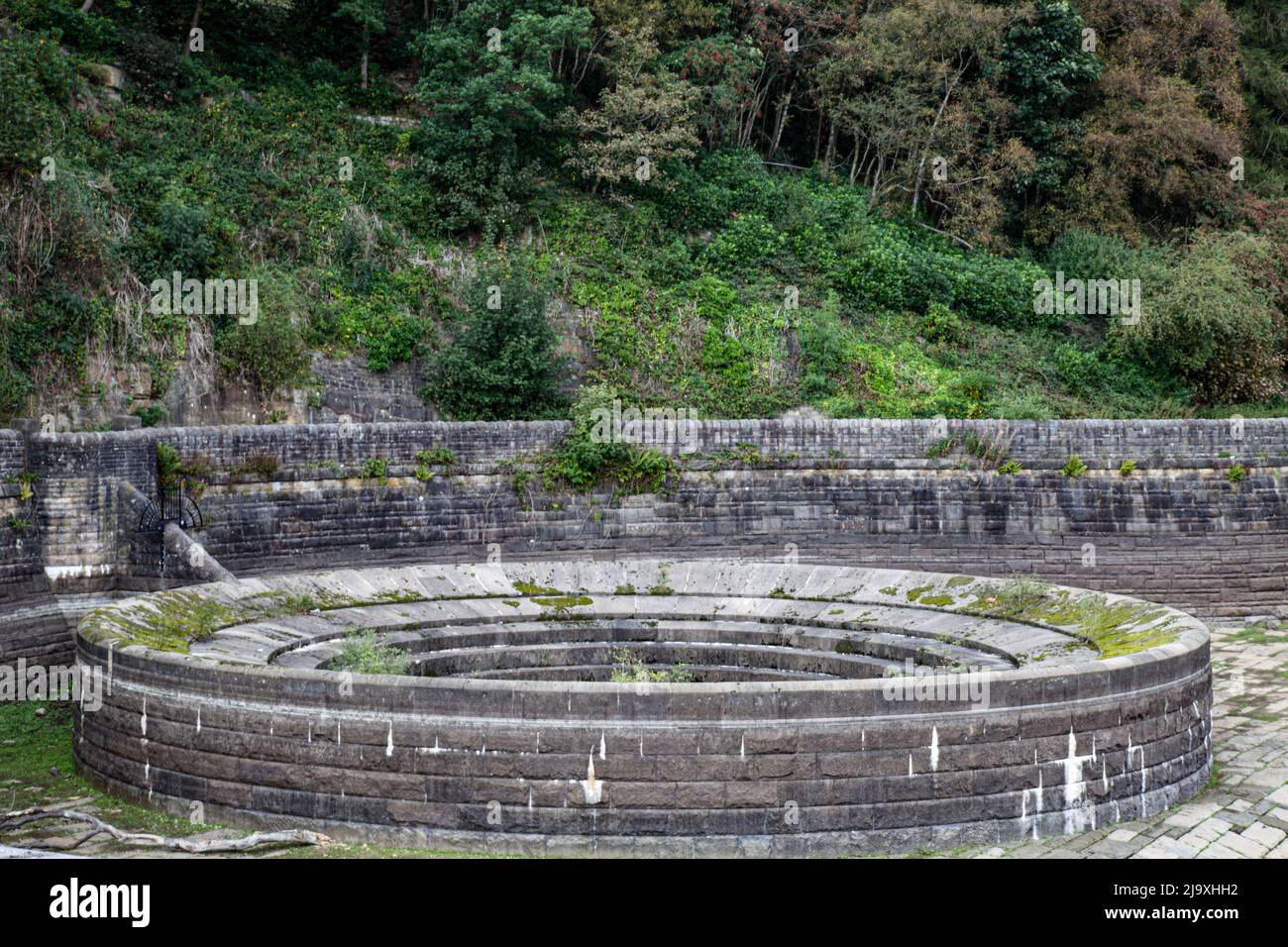 Ladybower Reservoir Drainage-System vollständig trocken im Sommer, Peak District, Großbritannien Stockfoto