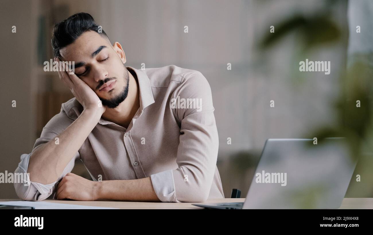 Schläfrig müde hispanic Mann Mitarbeiter männlich Geschäftsmann Träumer schlafen zu Hause Büro Arbeitsplatz Nappen hat Ruhe arabischen faul Student überwältigt Stockfoto
