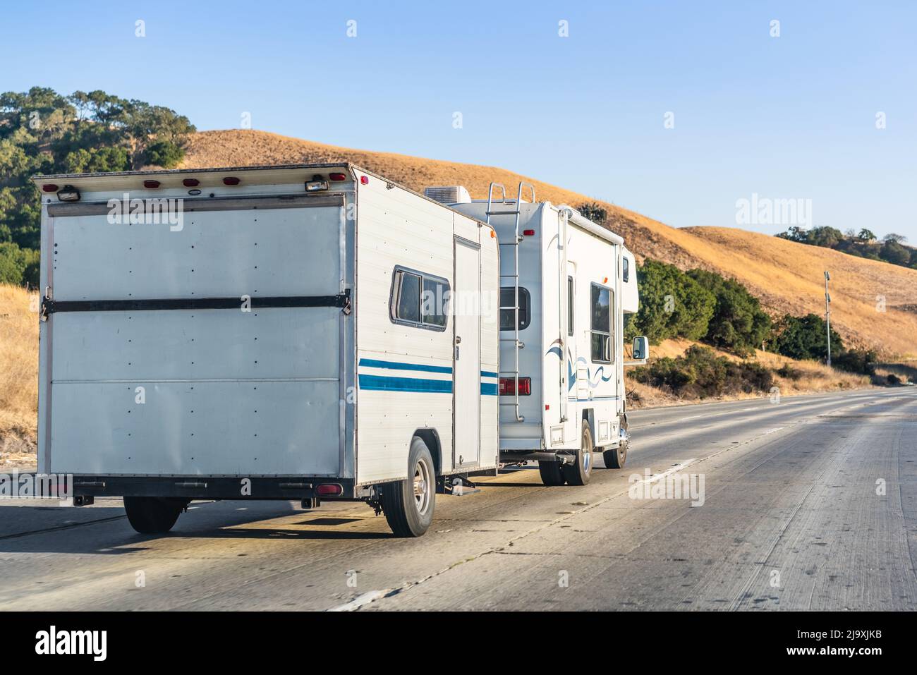 RV schleppen einen großen Anhänger auf einer Autobahn in East San Francisco Bay, Kalifornien Stockfoto