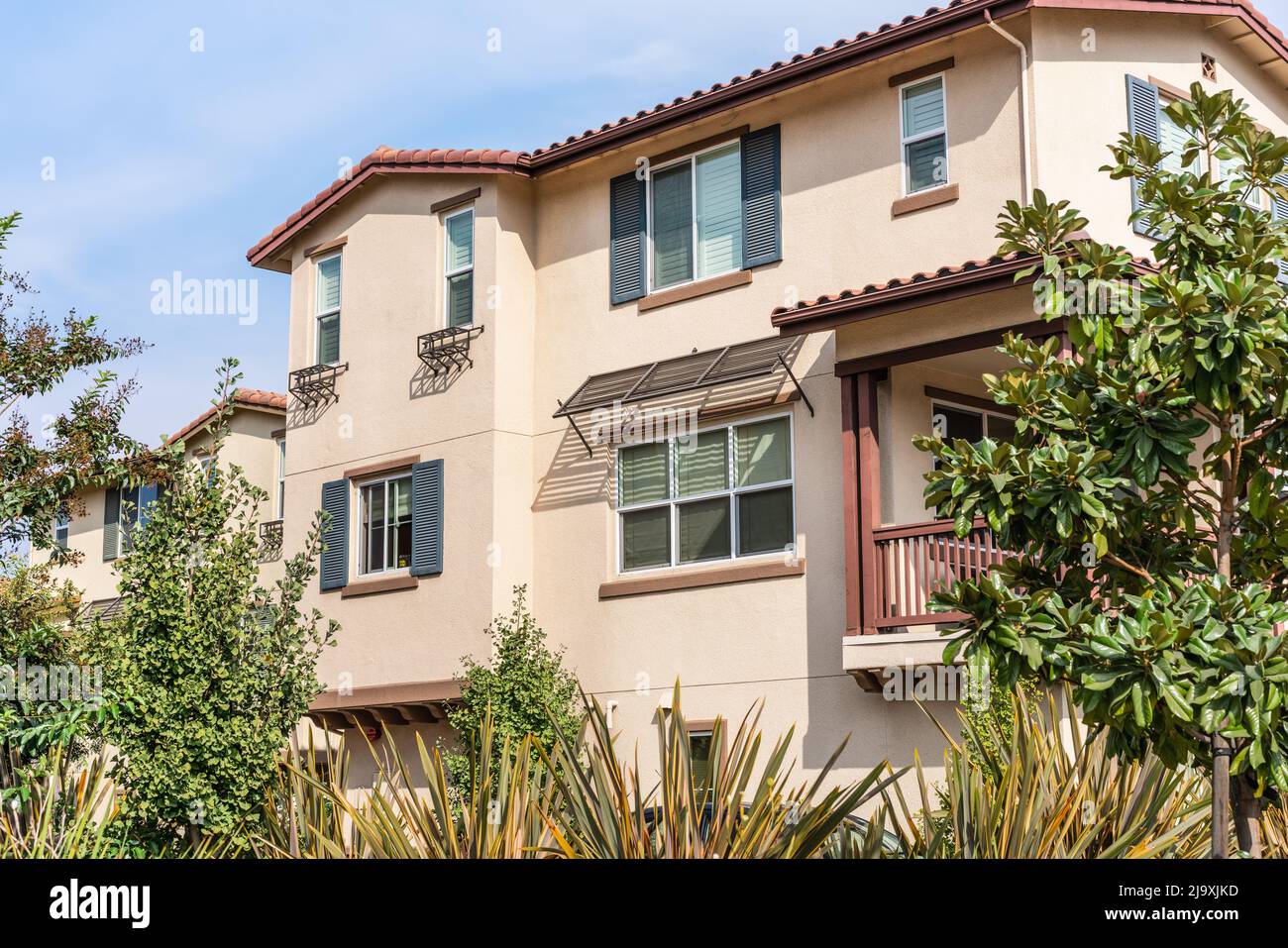 Außenansicht des Mehrfamilien-Wohnhauses; Sunnyvale, San Francisco Bay Area, Kalifornien Stockfoto