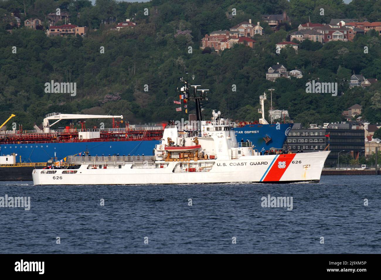 New York, New York, USA. 25.. Mai 2022. 25. Mai 2022 NEW YORK New York Harbour.Fleet Week Parade der Schiffe. Der offizielle Startschuss für die Fleet Week. Die Schiffe fahren den Hudson River hinauf zur George Washington Bridge, drehen sich um und legen an verschiedenen Orten in New York City an. U.S. Coast Guard Cutter mit mittlerer Ausdauer, USCG-Zuverlässigkeit (Foto: © Bruce Cotler/ZUMA Press Wire) Stockfoto