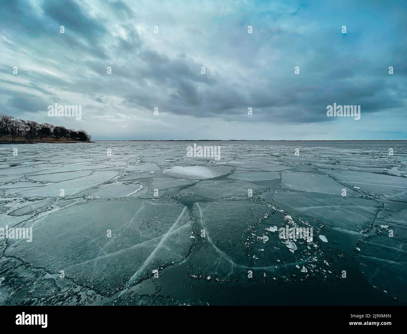 An einem bewölkten Frühlingstag in Kanada bricht Eis am Lake Ontario auf. Stockfoto