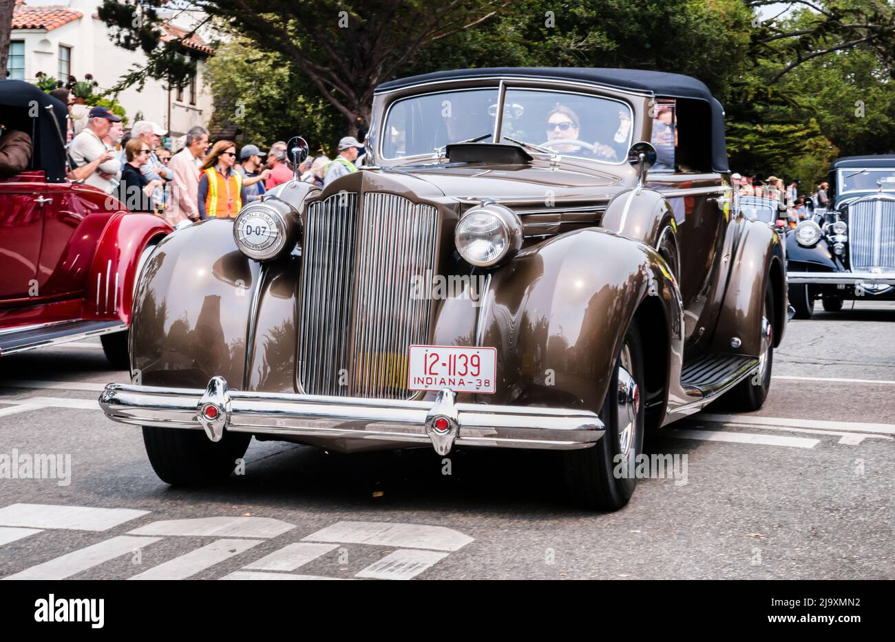 Ein 1938 Packard 1607 Twelve Convertible Coupe, Pebble Beach Concours d'Elegance Event auf der Ocean Avenue in Carmel-by-the-Sea während der Monterey Car Week Stockfoto