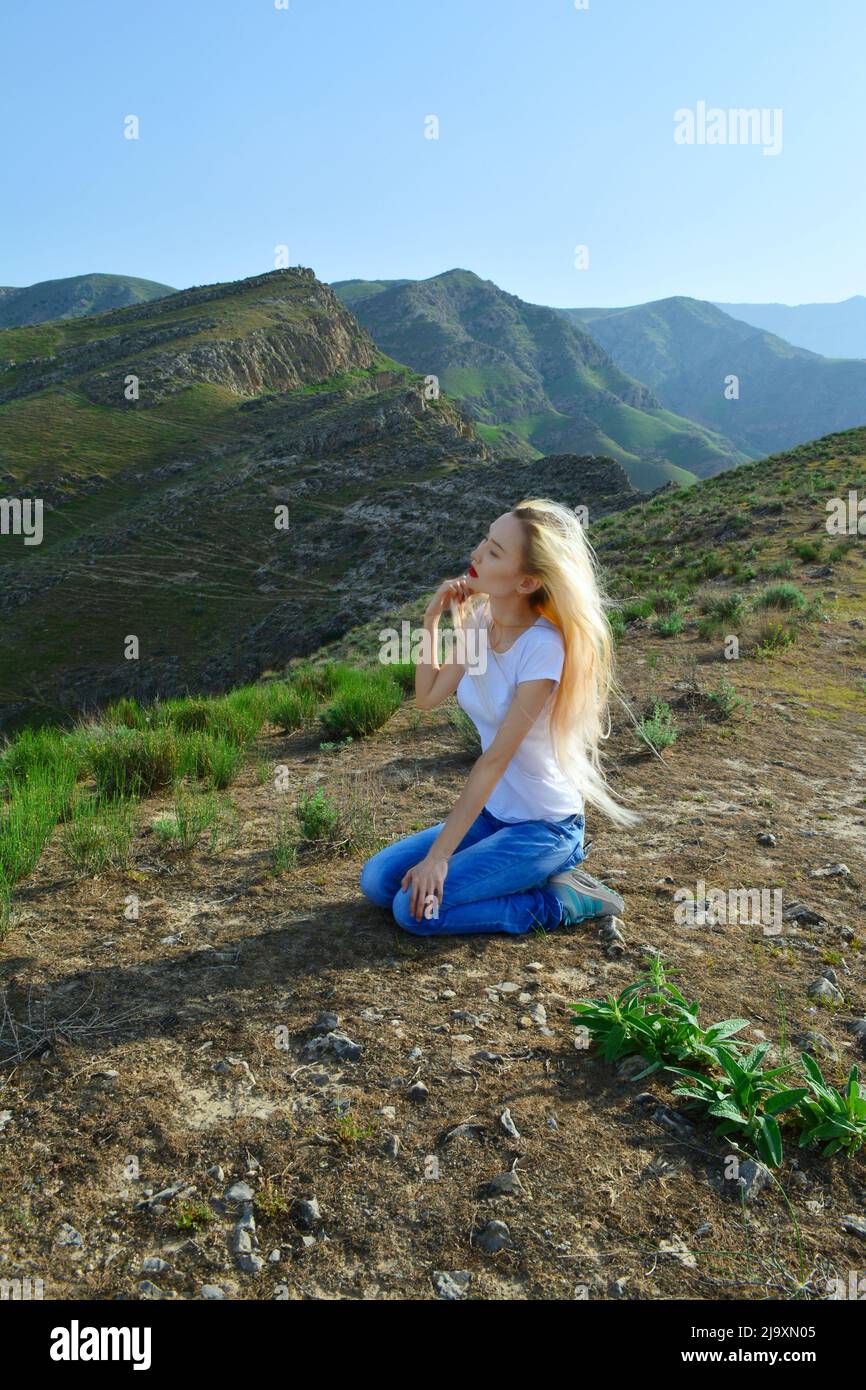 Asiatische Mädchen In Den Bergen Stockfoto