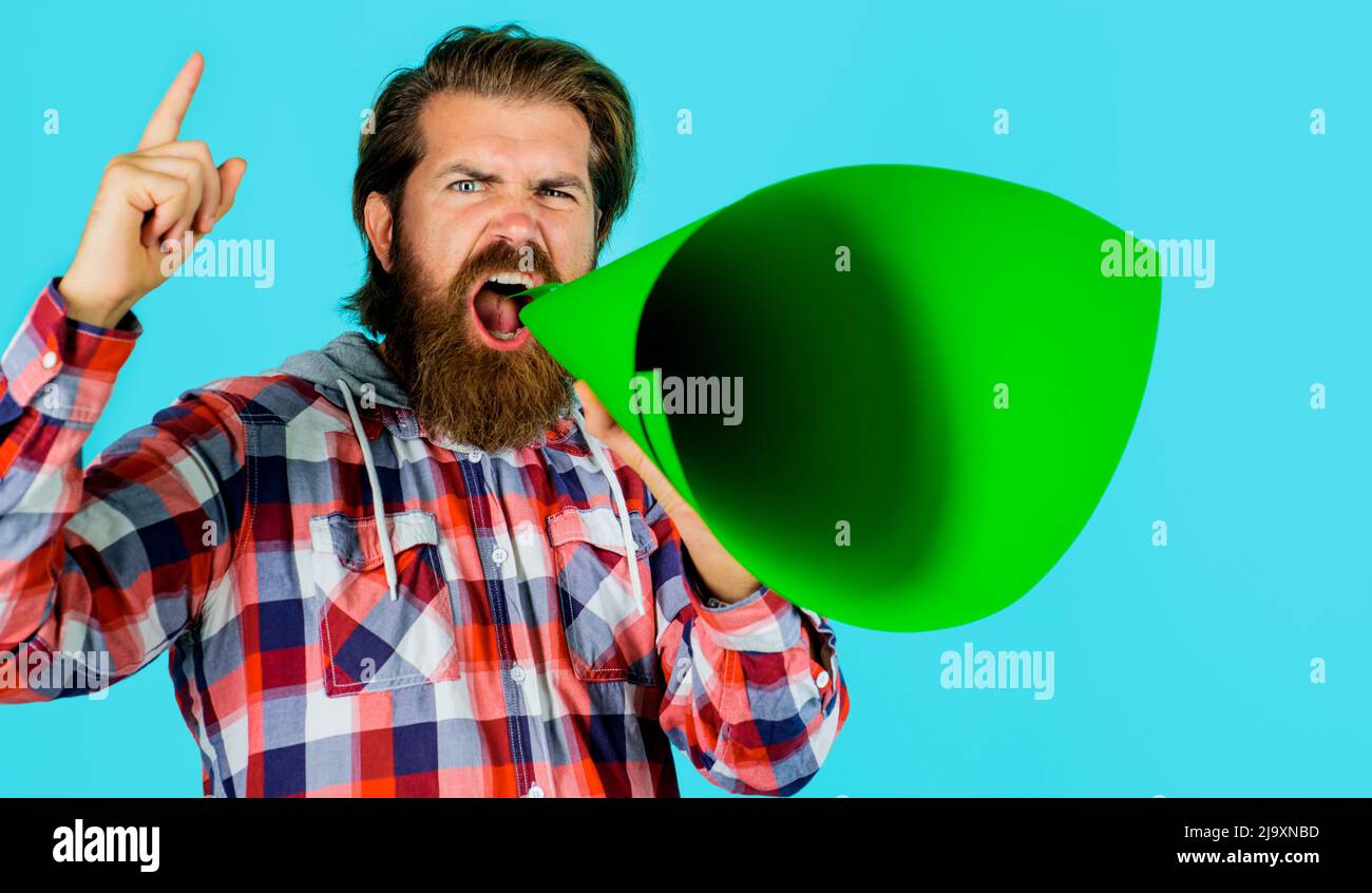 Bärtiger Mann mit Lautsprecher aus Papier. Redefreiheit. Zensur. Werbe- und Informationskonzept. Stockfoto