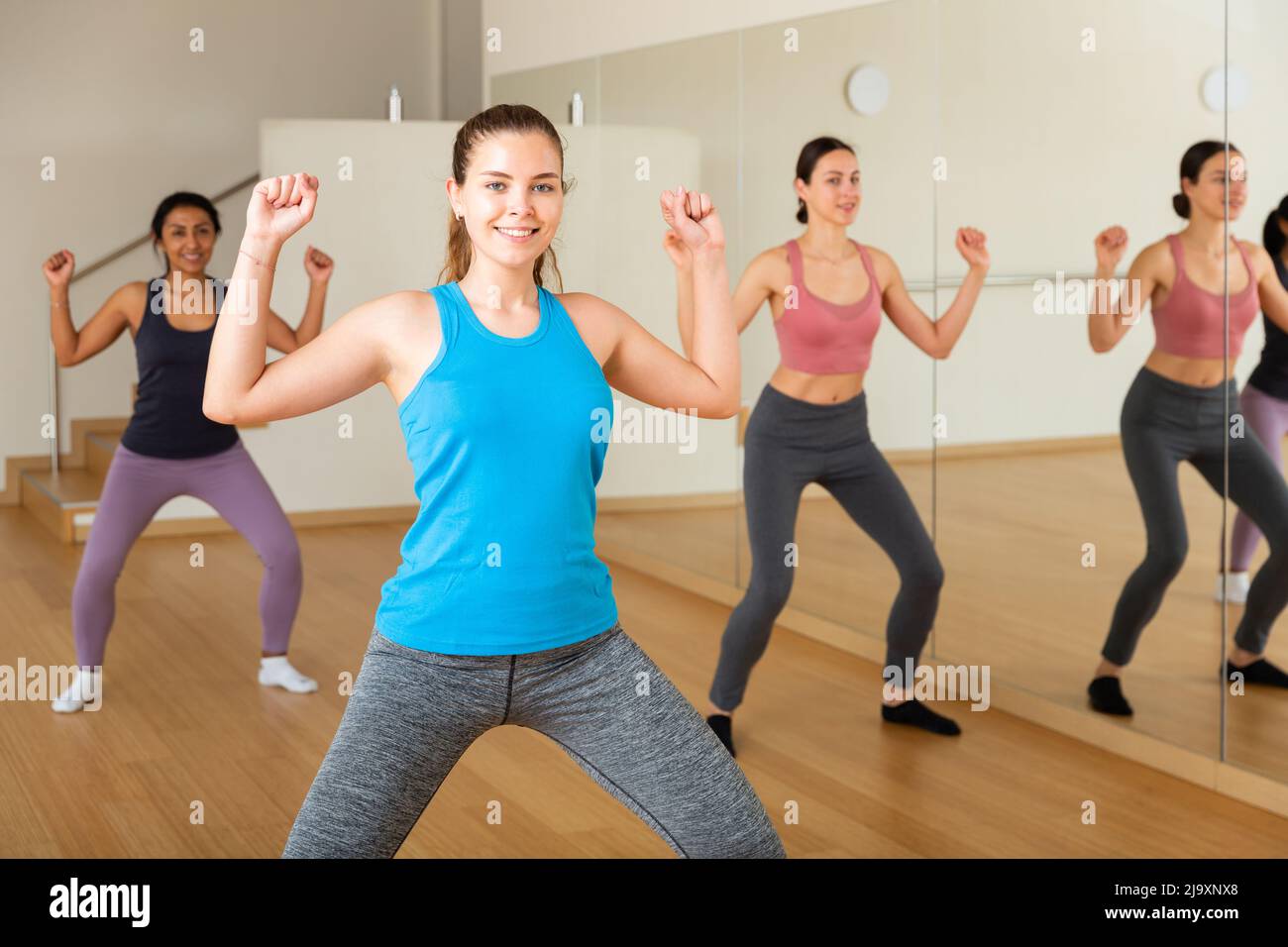 Junge Frau genießt aktive Tänze im modernen Tanzstudio Stockfoto