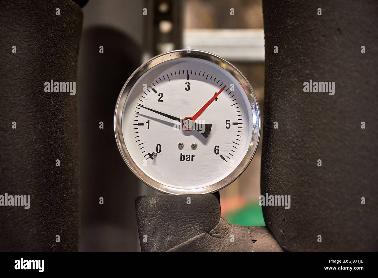 Manometer im industriellen Umfeld Stockfoto