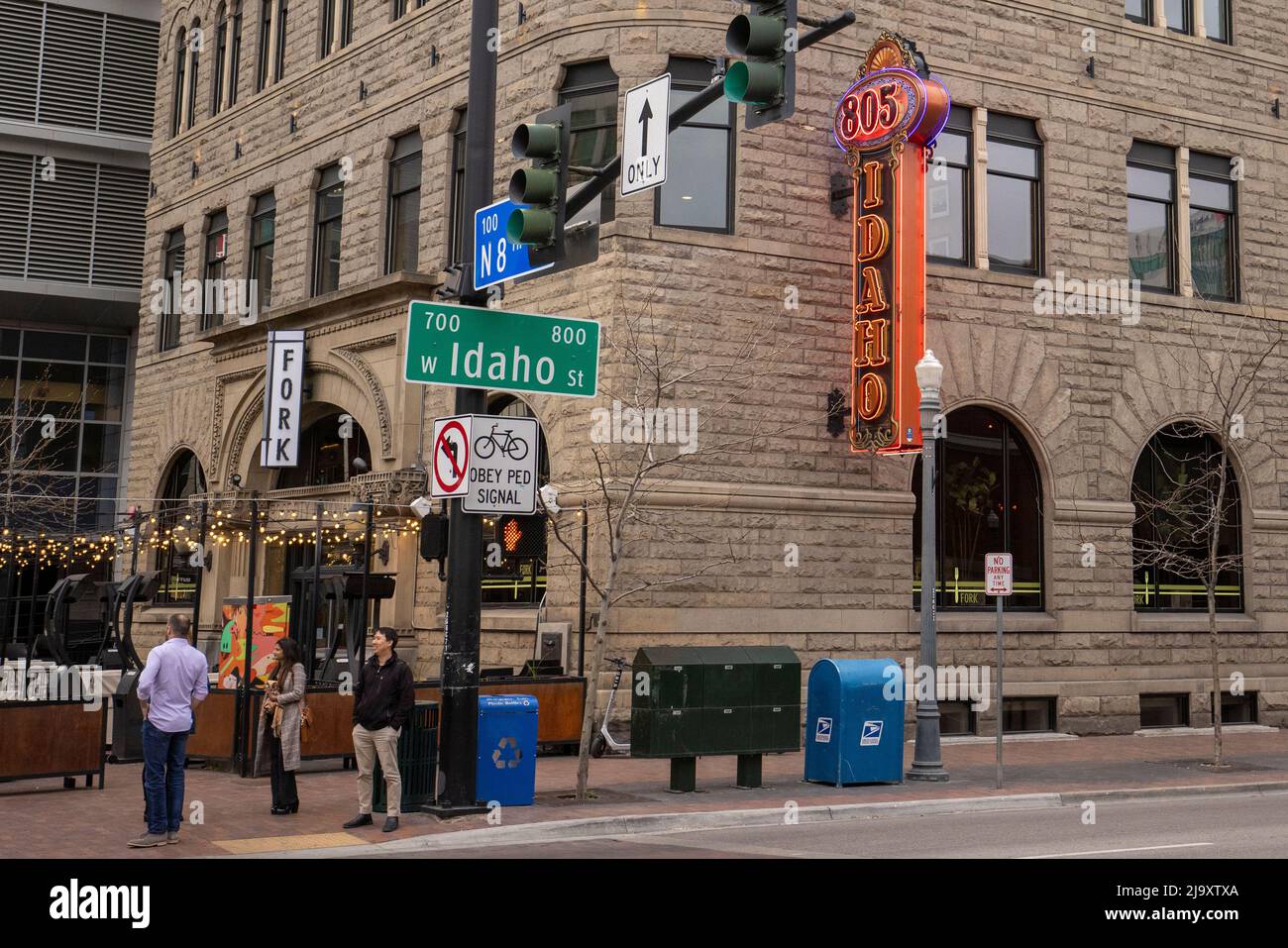 Neon Idaho-Schild in Downtown Boise, Idaho. Das Hotel liegt an der Idaho Street in der 8. Street. Neon-Werbeschild 805 Idaho Gebäude. Stockfoto