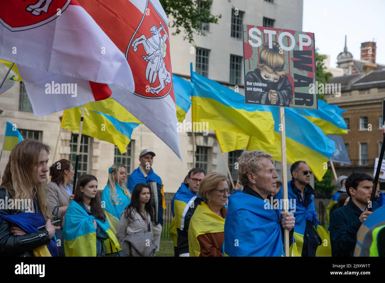 London, Großbritannien. 25. Mai 2022. In Whitehall haben sich Menschen versammelt, um gegen den anhaltenden Krieg Russlands in der Ukraine zu protestieren. Quelle: Kiki Streitberger / Alamy Live News Stockfoto