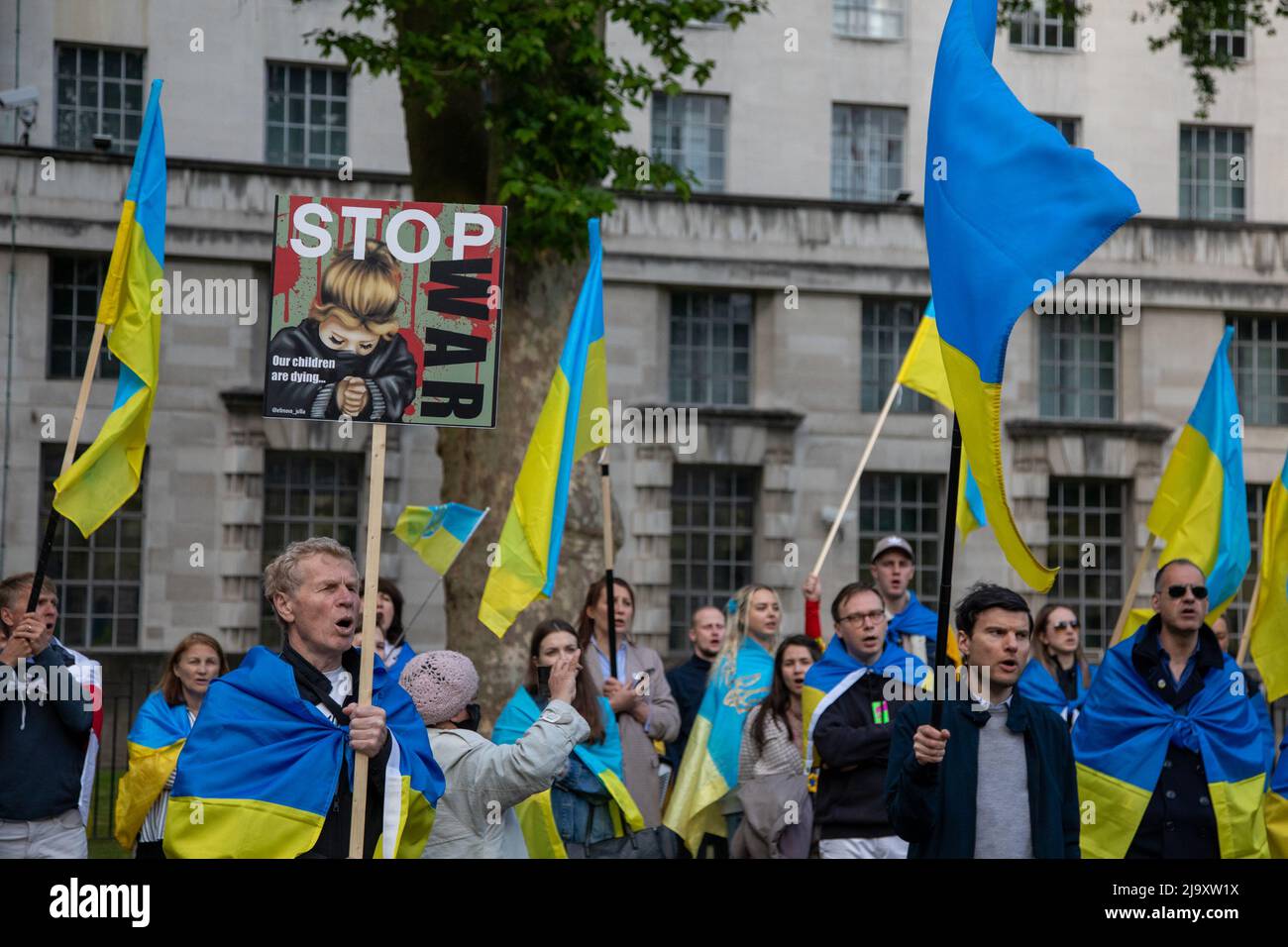 London, Großbritannien. 25. Mai 2022. In Whitehall haben sich Menschen versammelt, um gegen den anhaltenden Krieg Russlands in der Ukraine zu protestieren. Quelle: Kiki Streitberger / Alamy Live News Stockfoto