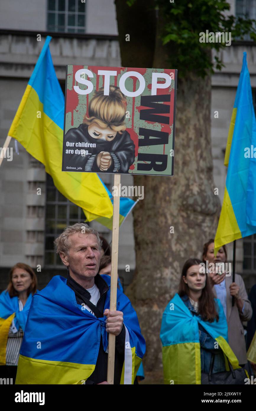 London, Großbritannien. 25. Mai 2022. Ein Mann hält ein Schild in Whitehall, wo sich Menschen versammelt haben, um gegen den anhaltenden Krieg Russlands in der Ukraine zu protestieren. Quelle: Kiki Streitberger / Alamy Live News Stockfoto