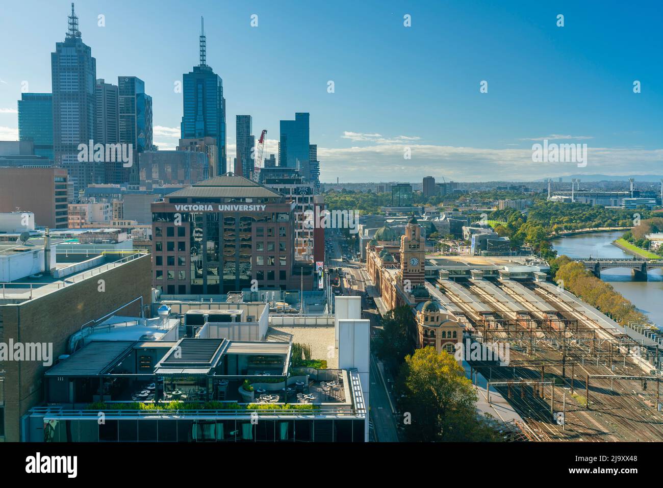 Melbourne, Australien - 3. Mai 2022: Luftaufnahme des Hauptgeschäftsviertels von Melbourne und des Bahnhofs Flinders Street am frühen Morgen Stockfoto