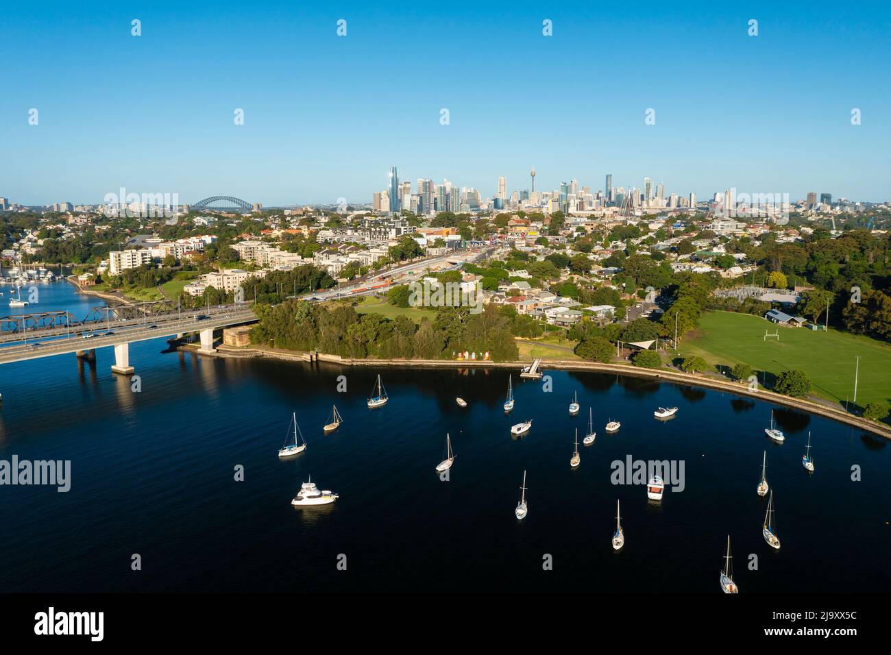 Luftaufnahme eines Vororts am Wasser in der Nähe von Sydney CBD in Australien Stockfoto