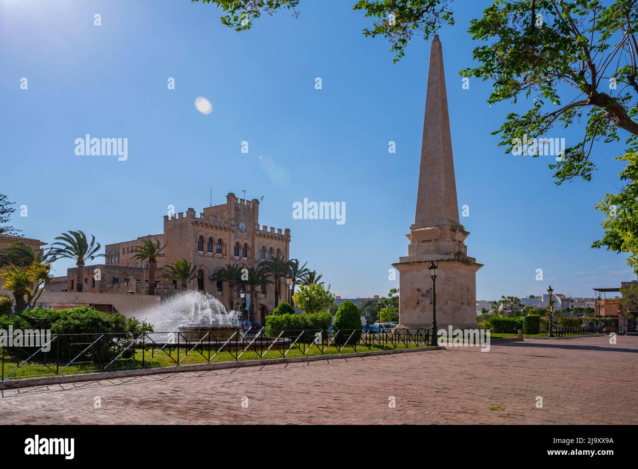 Blick auf den Obelisc de Ciutadella und das Rathaus in Placa des Born, Ciutadella, Memorca, Balearen, Spanien, Europa Stockfoto