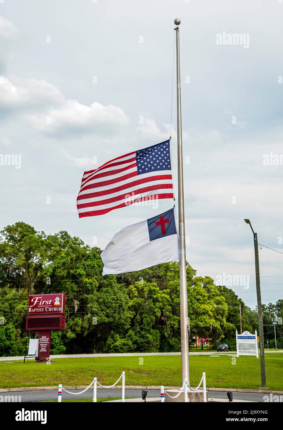 Die amerikanische Flagge der Baptist Church wird in Florida am Halbmast zu Ehren des Massakers der Grundschule in Uvalde, Texas, auf dem Robb Elementary, geflogen Stockfoto