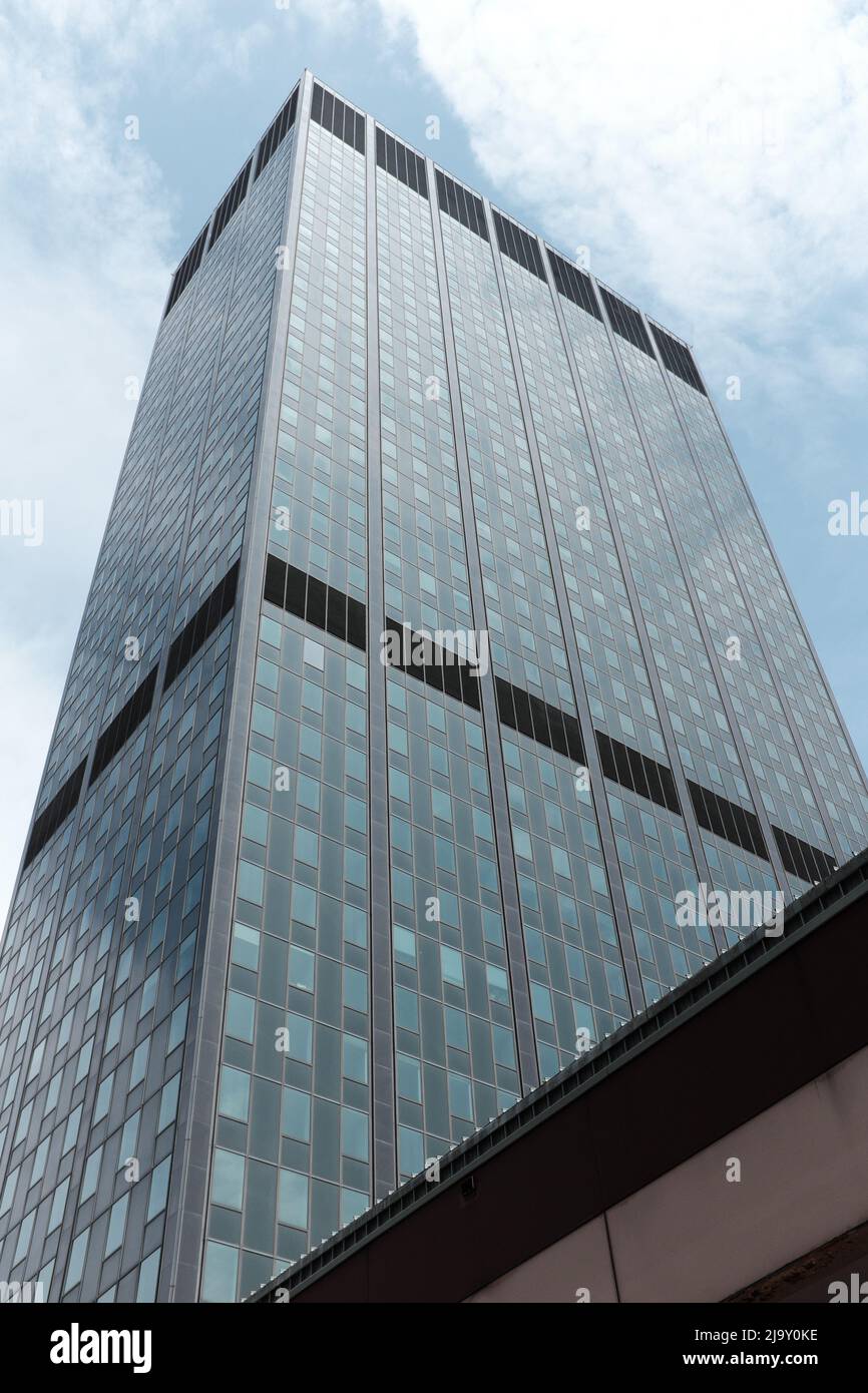Der 40-stöckige Erieview Tower, der 1964 fertiggestellt wurde, ist ein Wolkenkratzer im modernistischen Stil, der von Harrison und Abramovitzs in der Innenstadt von Cleveland, Ohio, USA entworfen wurde. Stockfoto
