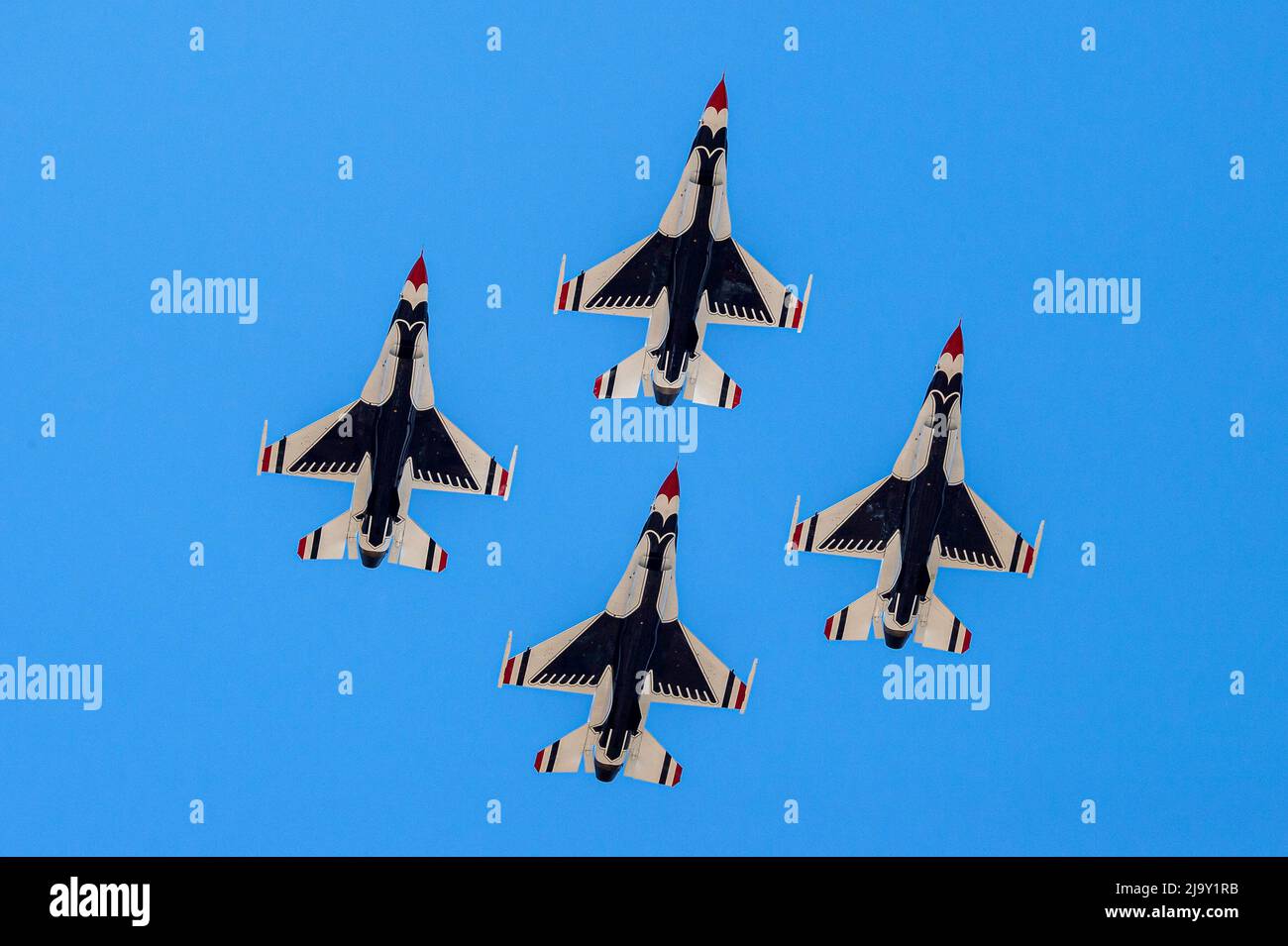 U.S. Air Force Academy -- Thunderbirds führen eine Flugshow nach der Abschlussfeier der U.S. Air Force Academy der Klasse 2022 an der Air Force Academy in Colorado Springs, Colorado, 25. Mai 2022 durch. Neunhundertsiebzig Kadetten überquerten die Bühne, um die neuesten zweiten Leutnants der Air Force/Space Force zu werden. (USA Luftwaffe Foto/Trevor Cokley) Stockfoto