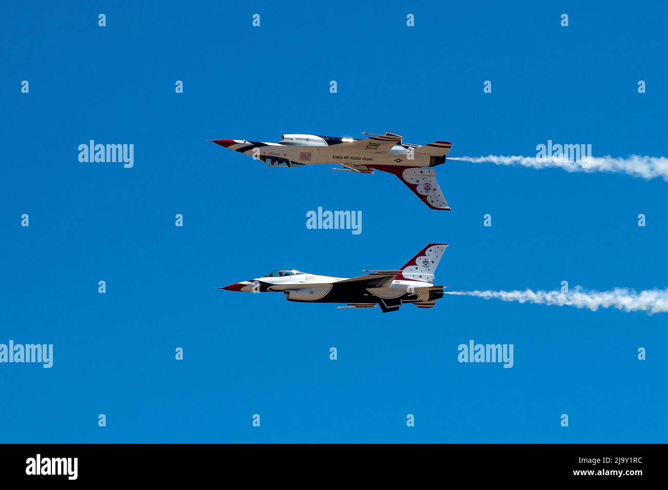 U.S. Air Force Academy -- Thunderbirds führen eine Flugshow nach der Abschlussfeier der U.S. Air Force Academy der Klasse 2022 an der Air Force Academy in Colorado Springs, Colorado, 25. Mai 2022 durch. Neunhundertsiebzig Kadetten überquerten die Bühne, um die neuesten zweiten Leutnants der Air Force/Space Force zu werden. (USA Luftwaffe Foto/Trevor Cokley) Stockfoto