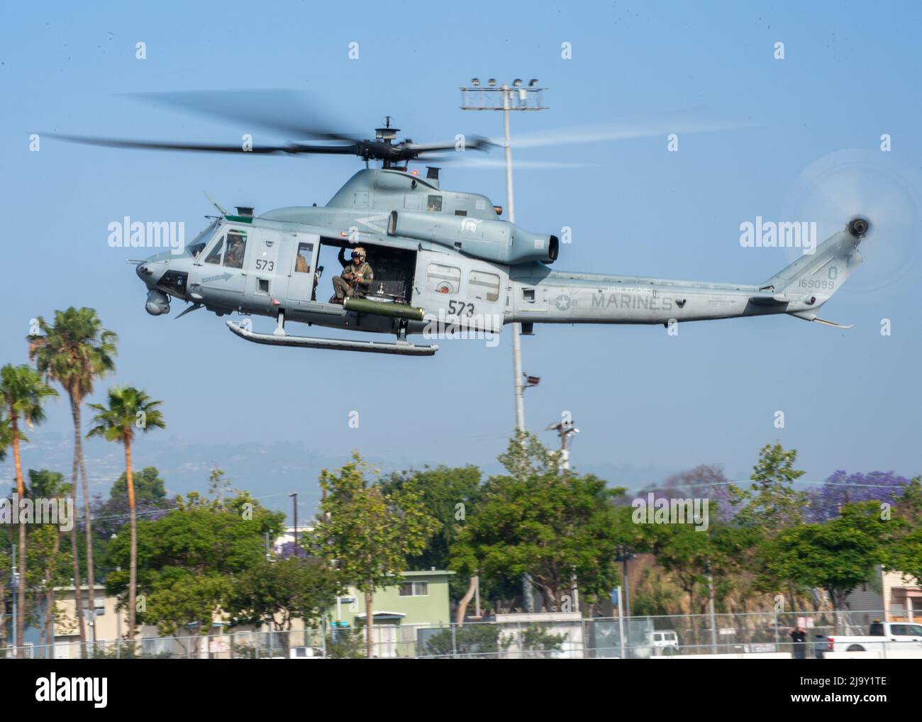 SAN PEDRO, Kalifornien (25. Mai 2022) – ein UH-1Y-Gift, das an das Marine Light Attack Training Squadron 303 angeschlossen ist, bereitet sich darauf vor, während der Los Angeles Fleet Week am 25. Mai 2022 auf dem Parkplatz des Battleship Museum USS Iowa zu landen. LAFW ist eine Gelegenheit für die amerikanische Öffentlichkeit, ihre Marine-, Marine Corps- und Coast Guard-Teams zu treffen und Amerikas Seedienste zu erleben. Während der Fleet Week nehmen Servicemitglieder an verschiedenen Community-Service-Veranstaltungen Teil, präsentieren der Gemeinde Fähigkeiten und Ausrüstung und genießen die Gastfreundschaft von Los Angeles und seinen umliegenden Gebieten (USA Navy Foto von Mass Communicat Stockfoto