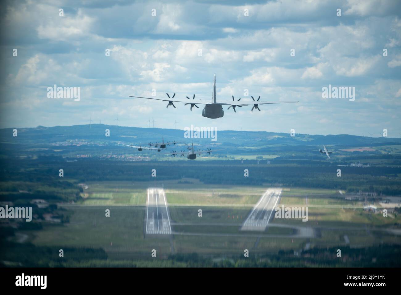 FLUGPLATZ RAMSTEIN, Deutschland - neun C-130J Super Hercules kommen zur Landung während des 80.-jährigen Jubiläums des Airlift Squadron 37. auf der Ramstein Air Base, Deutschland, am 25. Mai 2022. Die 37. AS feierten ihr 80.-jähriges Jubiläum mit verschiedenen Veranstaltungen, die ihre Geschichte von der Invasion der Normandie bis zur Operation Desert Storm und vor kurzem mit der Operation Allies Refuge unterstrichen. (USA Luftwaffe Foto von Airman 1. Klasse Jordan Lazaro) Stockfoto