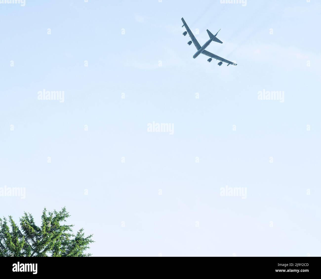 Ein Bomber der Luftwaffe B-52 Stratofortress fliegt während der Retreat-Zeremonie zu Ehren von General Arnold W. Bunch, Jr., Kommandeur des Luftwaffenmaterials-Kommandos, und Patricia Young, Geschäftsführerin, am 24. Mai 2022, Vor dem AFMC-Hauptquartier auf dem Luftwaffenstützpunkt Wright-Patterson, Ohio. Bunch war ein B-52-Pilot zu Beginn seiner Karriere. (USA Luftwaffe Foto von R.J. Oriez) Stockfoto