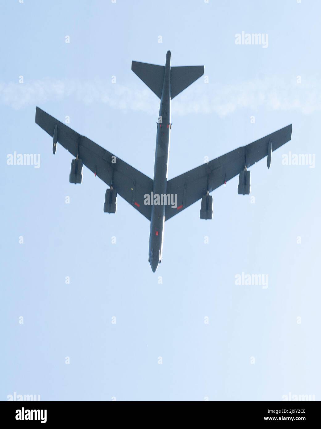 Ein Bomber der Luftwaffe B-52 Stratofortress fliegt während der Retreat-Zeremonie zu Ehren von General Arnold W. Bunch, Jr., Kommandeur des Luftwaffenmaterials-Kommandos, und Patricia Young, Geschäftsführerin, am 24. Mai 2022, Vor dem AFMC-Hauptquartier auf dem Luftwaffenstützpunkt Wright-Patterson, Ohio. Bunch war ein B-52-Pilot zu Beginn seiner Karriere. (USA Luftwaffe Foto von R.J. Oriez) Stockfoto