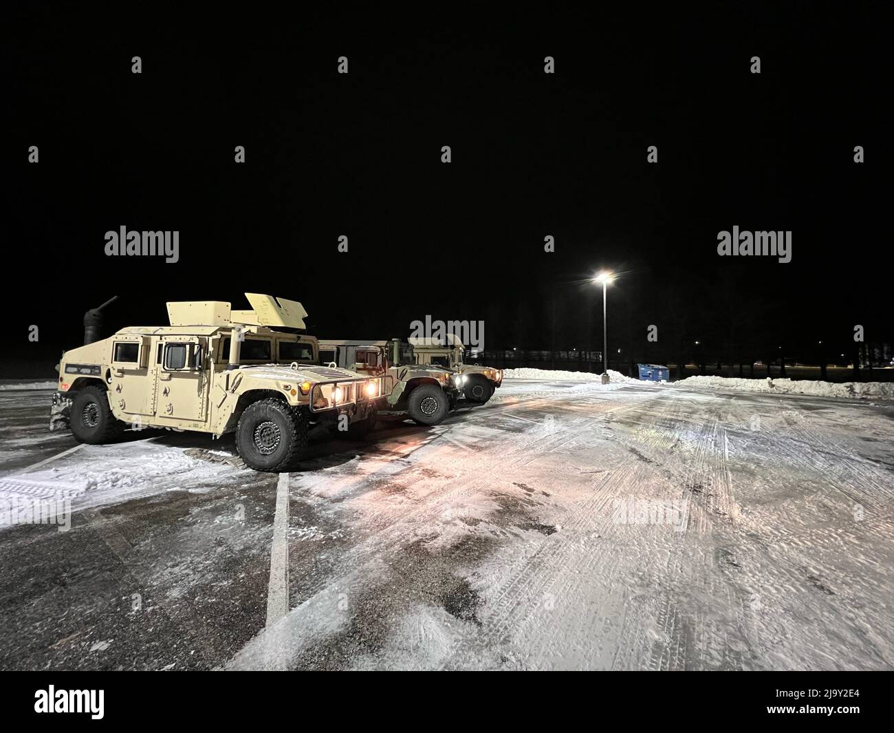 Soldaten der Nationalgarde von Missouri unterstützen die staatliche Straßenpolizei bei der Rettung gestrandeter Passagiere während des Wintersturms am 2. Februar 2022. Stockfoto