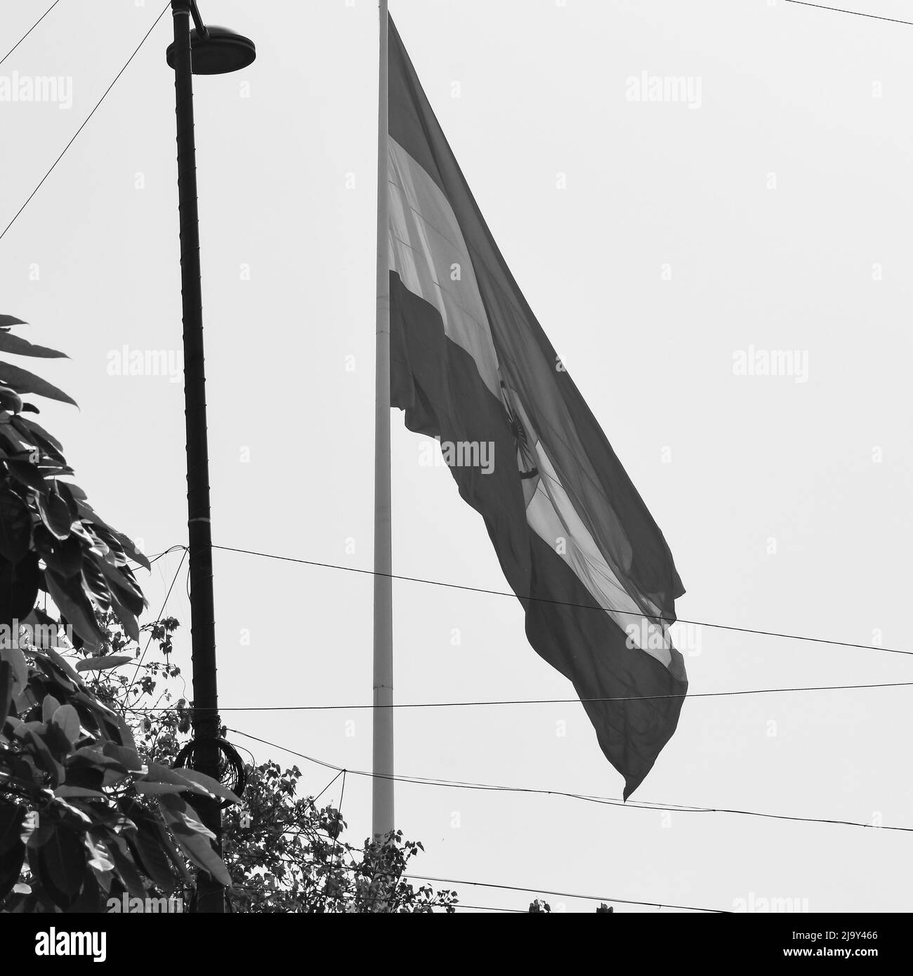 Die indische Flagge fliegt am Connaught Place mit Stolz am blauen Himmel, die indische Flagge flattert, die indische Flagge am Unabhängigkeitstag und der Tag der Republik Indien winkt Stockfoto