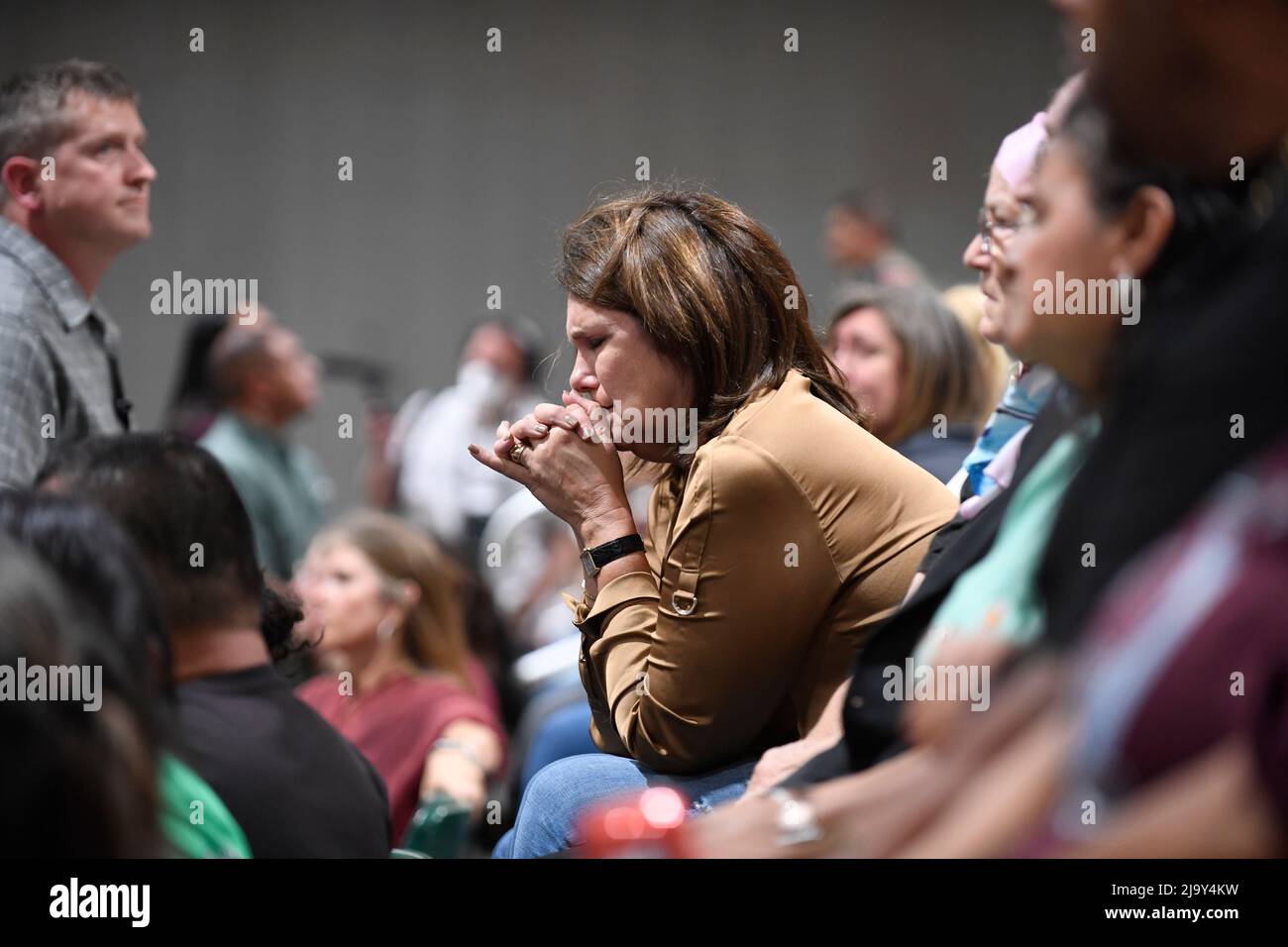Uvalde, Usa. 25.. Mai 2022. Der Teilnehmer KIM STARY von Uvalde betet bei einem gemeinschaftsweiten Heilungsgottesdienst auf dem Messegelände im Landkreis Uvalde. Die Veranstaltung folgt auf eine Massenschießung an der Robb-Grundschule in Uvalde, bei der ein Schütze am Dienstag 19 Schüler und zwei Lehrer tötete. Kredit: Bob Daemmrich/Alamy Live Nachrichten Stockfoto