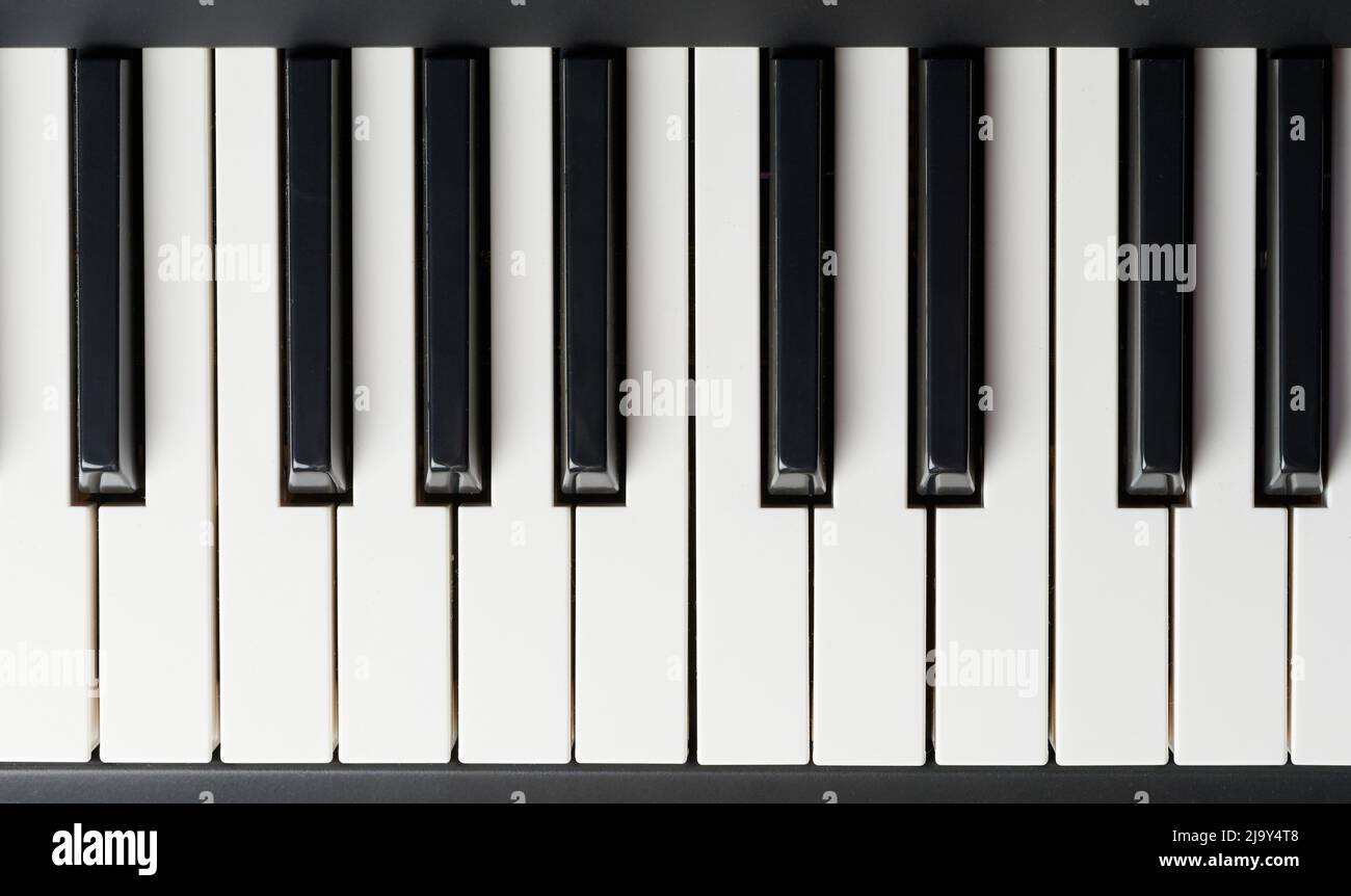 Schwarz-weiße Tasten für die Klavierlinie in der oberen Ansicht Stockfoto
