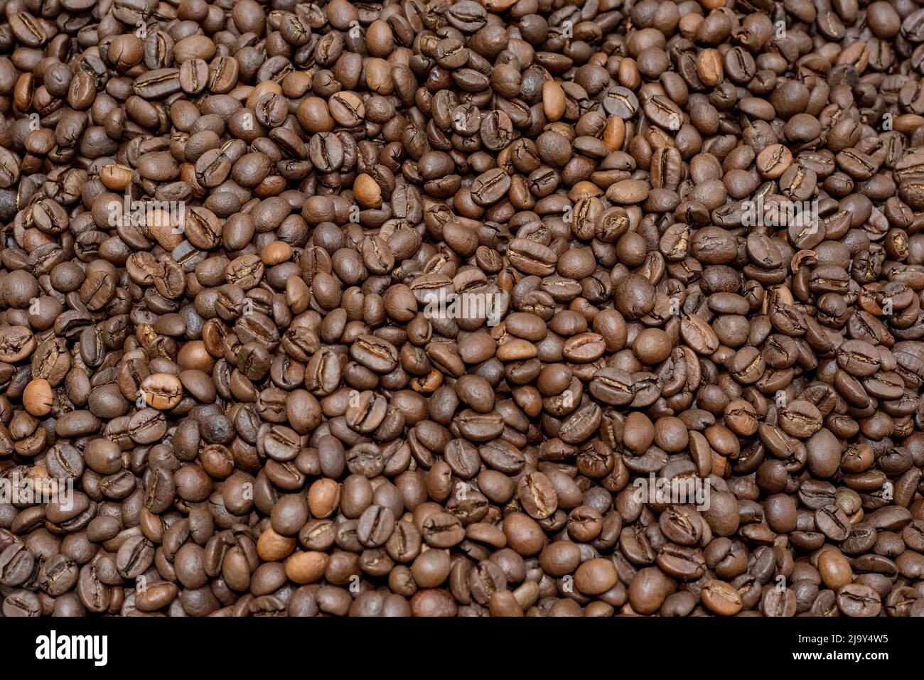Geröstete Kaffeebohnen Hintergrund. Kaffeebohnen gesättigte Farbe Bild schönen Hintergrund Stockfoto