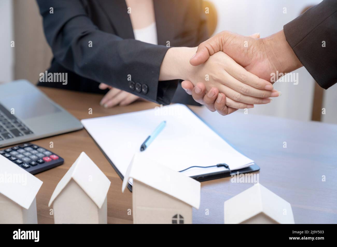 Immobilienmakler schüttelt Hand mit Kunden Stockfoto