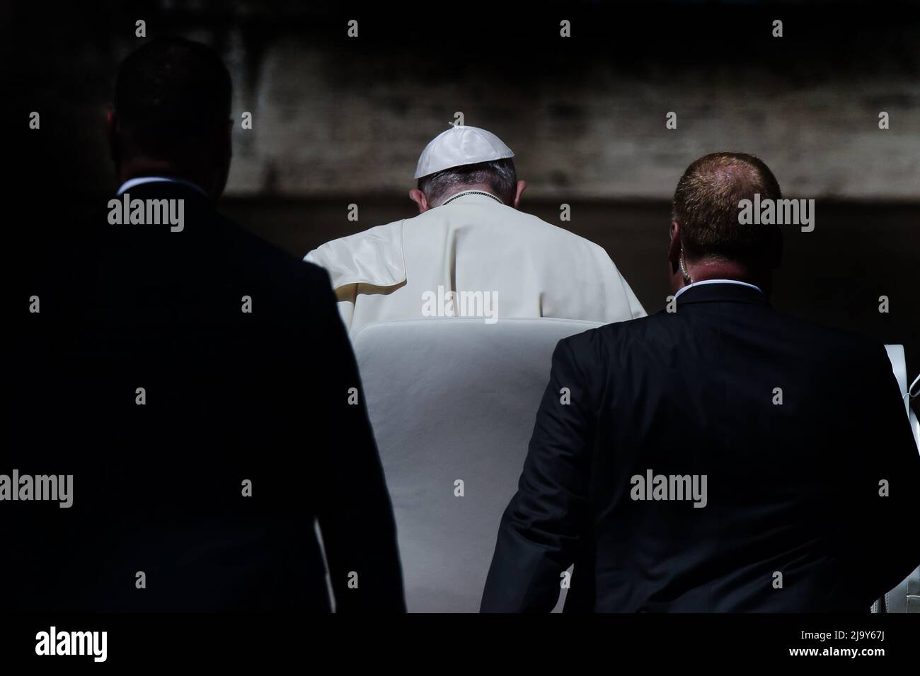 25. Mai 2022 - PAPST FRANZISKUS während der Hochzeitsaudienz auf dem Petersplatz im Vatikan. Der Heilige Vater ging die paar Schritte auf seinen Stuhl zu, half auf dem Weg durch einen Stock. (Bild: © Evandro Inetti/ZUMA Press Wire) Stockfoto