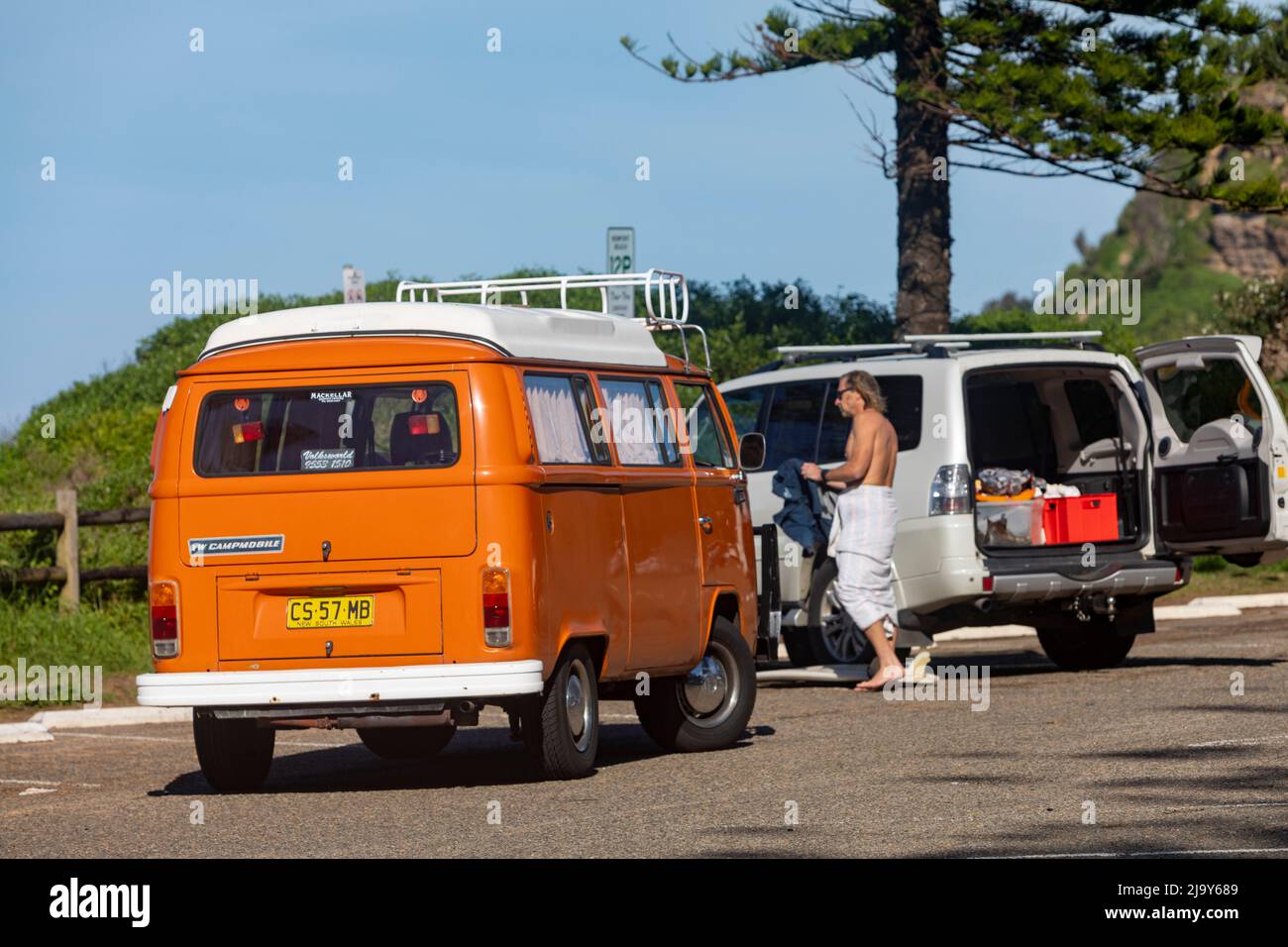 1975 Volkswagen Wohnmobil kombi auf dem Newport Beach Parkplatz in Sydney, beliebtes Fahrzeug für Australien-Touren Stockfoto