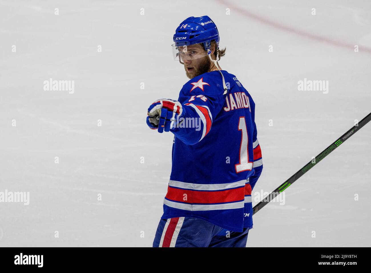 25. Mai 2022: Rochester-Amerikaner geben Mark Jankowski (14) den Schiedsrichter nach dem Verlust an die Laval Rocket auf. Die Rochester Americans veranstalteten die Laval Rocket in einem American Hockey League Calder Cup Playoffs-Spiel in der Blue Cross Arena in Rochester, New York. (Jonathan Tenca/CSM) Stockfoto