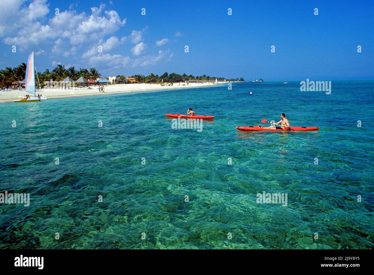 Touristen paddeln mit Kajaks am Strand von Santa Lucia, Provinz Camaguey, Kuba, Karibik | Paar Kajakfahren, am Strand von St. Lucia, Camaguey provinc Stockfoto