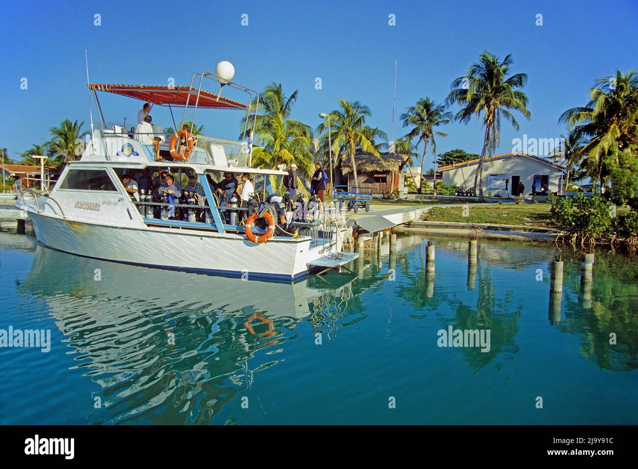 Taucher auf einem Tauchboot am Strand von St. Lucia, Provinz Camaguey, Kuba, Karibik Stockfoto