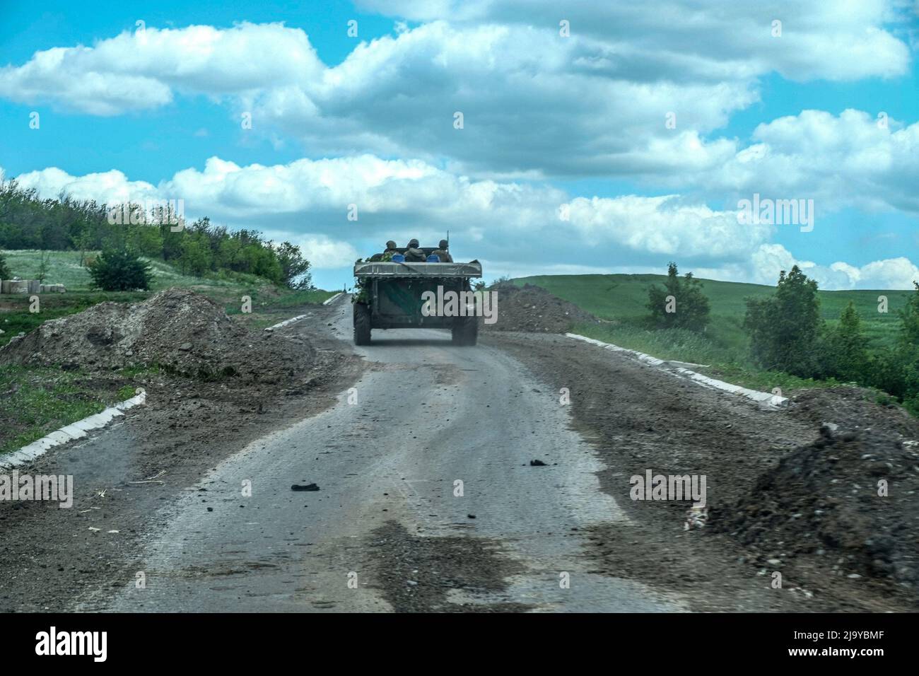 Soledar, Ukraine. 23.. Mai 2022. Soldaten auf einem Panzer auf einer Straße nach Soledar. Soledar ist eine Stadt der Region Donetsk, die von russischer Artillerie gehämmert wird, da sie sich entlang der entscheidenden Straße befindet, die aus dem belagerten Severodonetsk führt. (Foto von Rick Mave/SOPA Images/Sipa USA) Quelle: SIPA USA/Alamy Live News Stockfoto