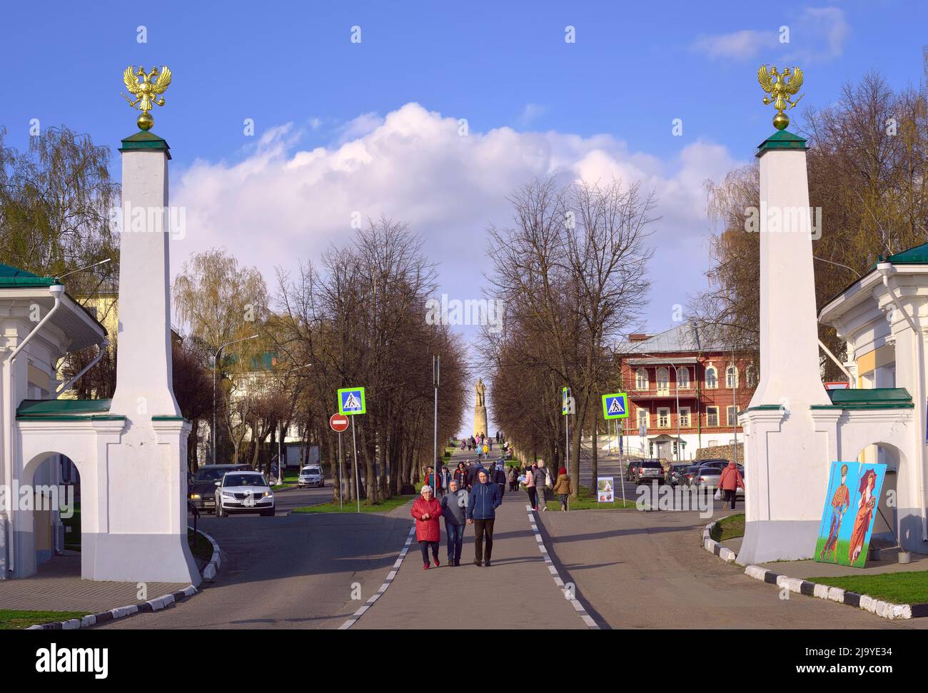 Kostroma, Russland, 05.07.2022: Eine Straße in der Nähe des Moskauer Außenpostens. Die Menschen gehen zum Wolga-Damm hinab Stockfoto