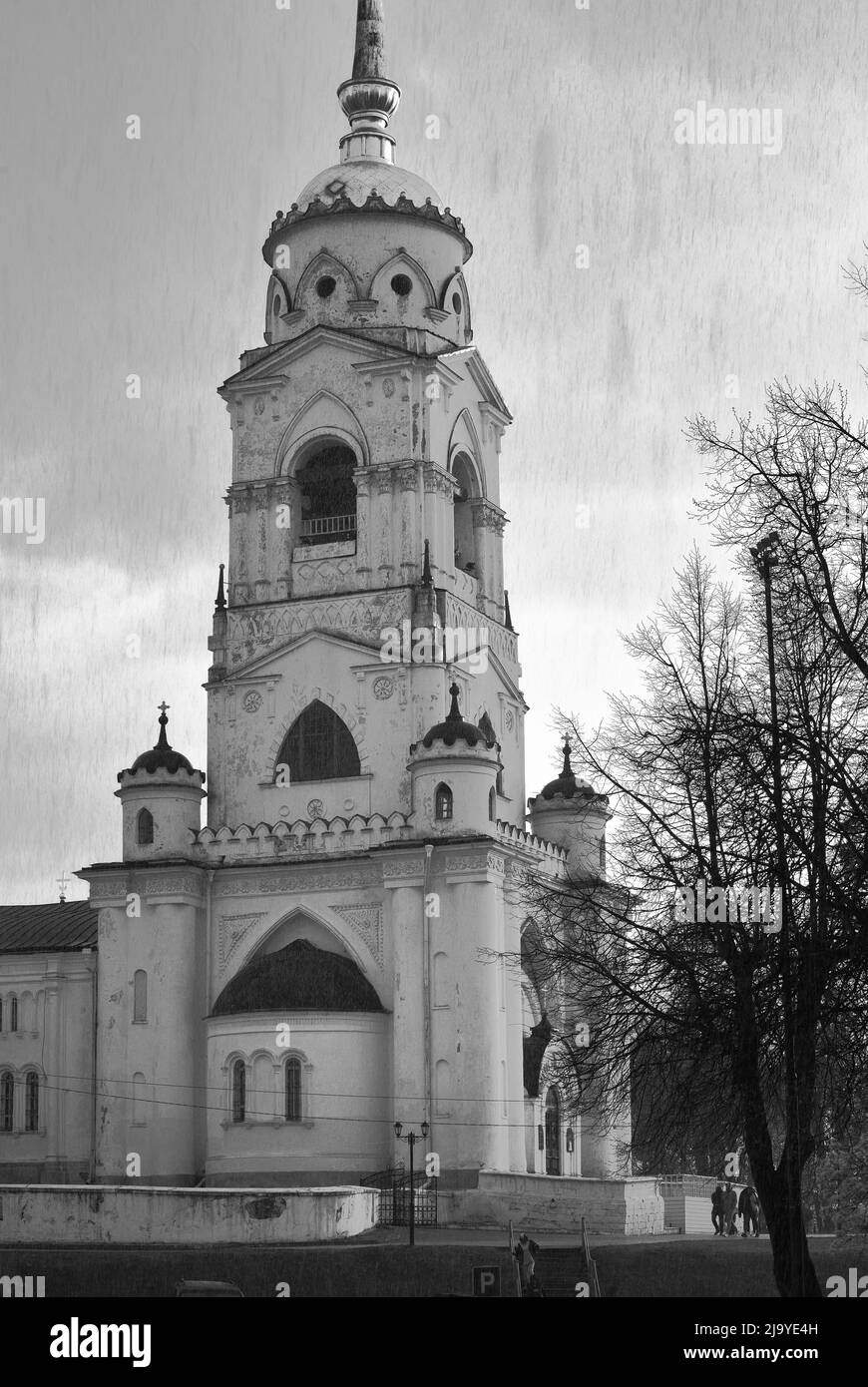 Wladimir, Russland, 05.10.2022: Glockenturm der Mariä-Himmelfahrt-Kathedrale. Hoher Glockenturm im strömenden Regen Stockfoto