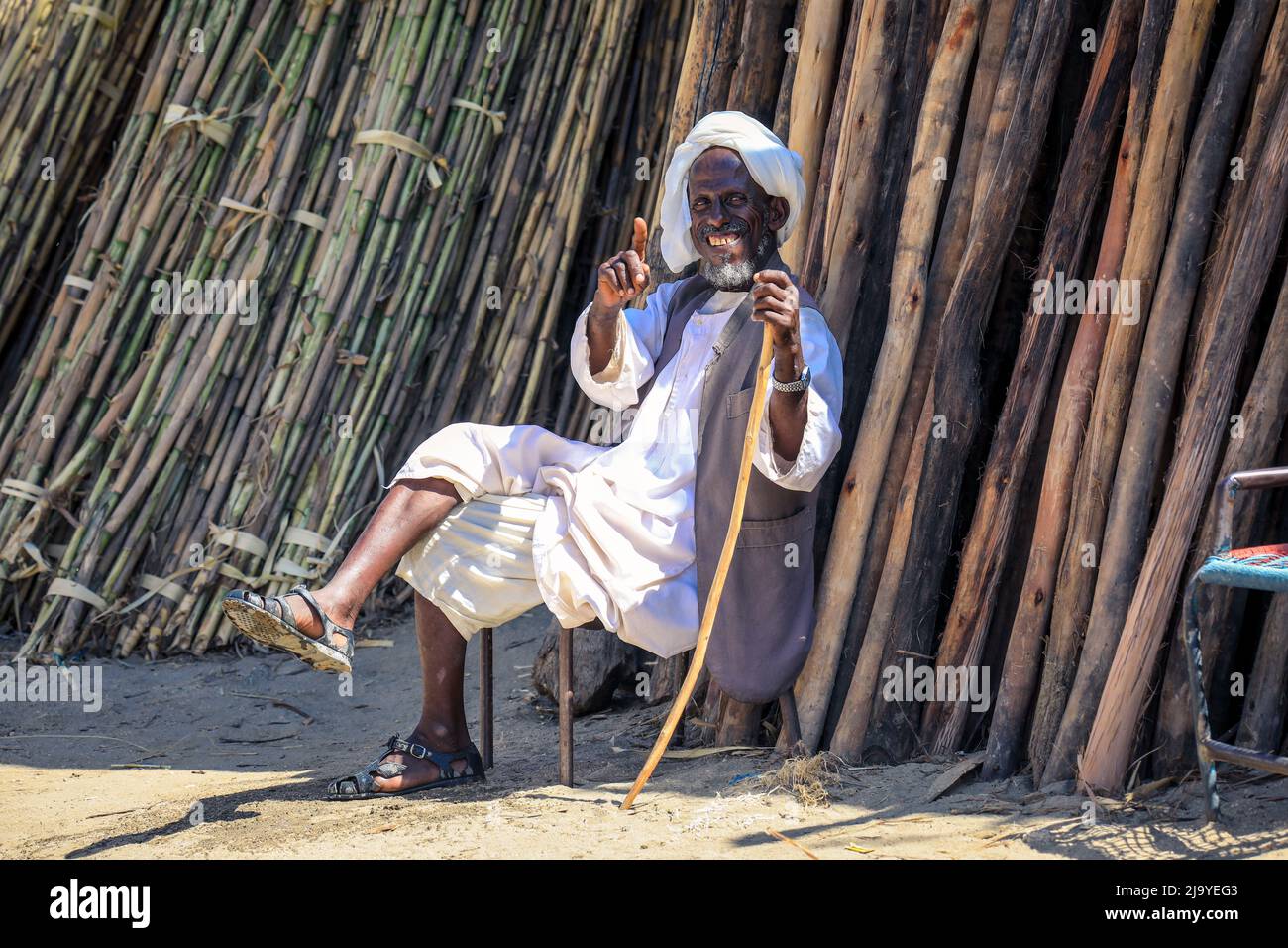 Lokaler eritreischer Mann in traditioneller weißer Kleidung auf dem Kamelmarkt von Keren Stockfoto