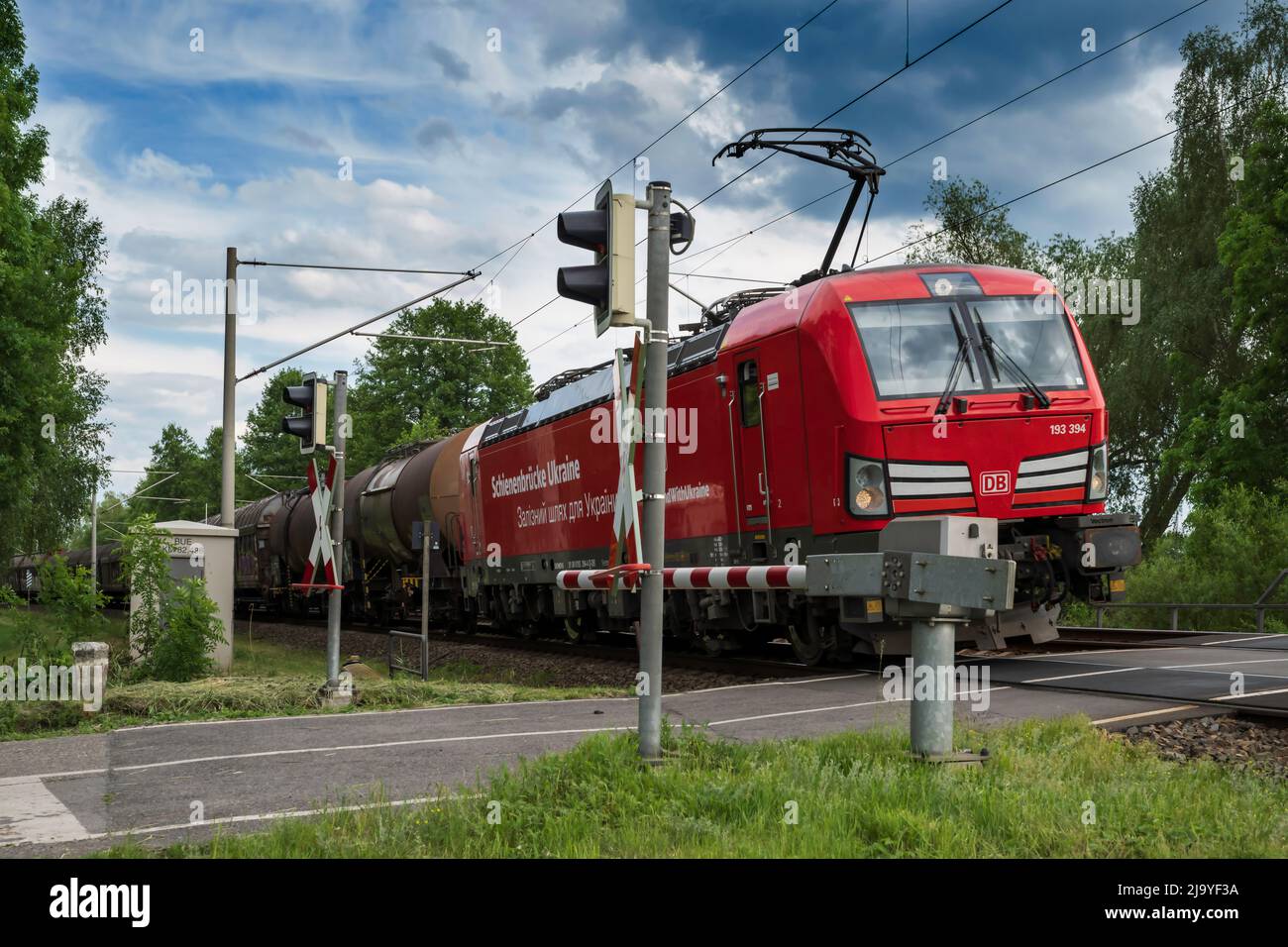 Deutschland , Krimnitz , 25.05.2022 , auf einer Lokomotive der Deutschen Bahn beim Überqueren wird die Alleinheit mit der Ukraine durch angewendet ausgedrückt Stockfoto