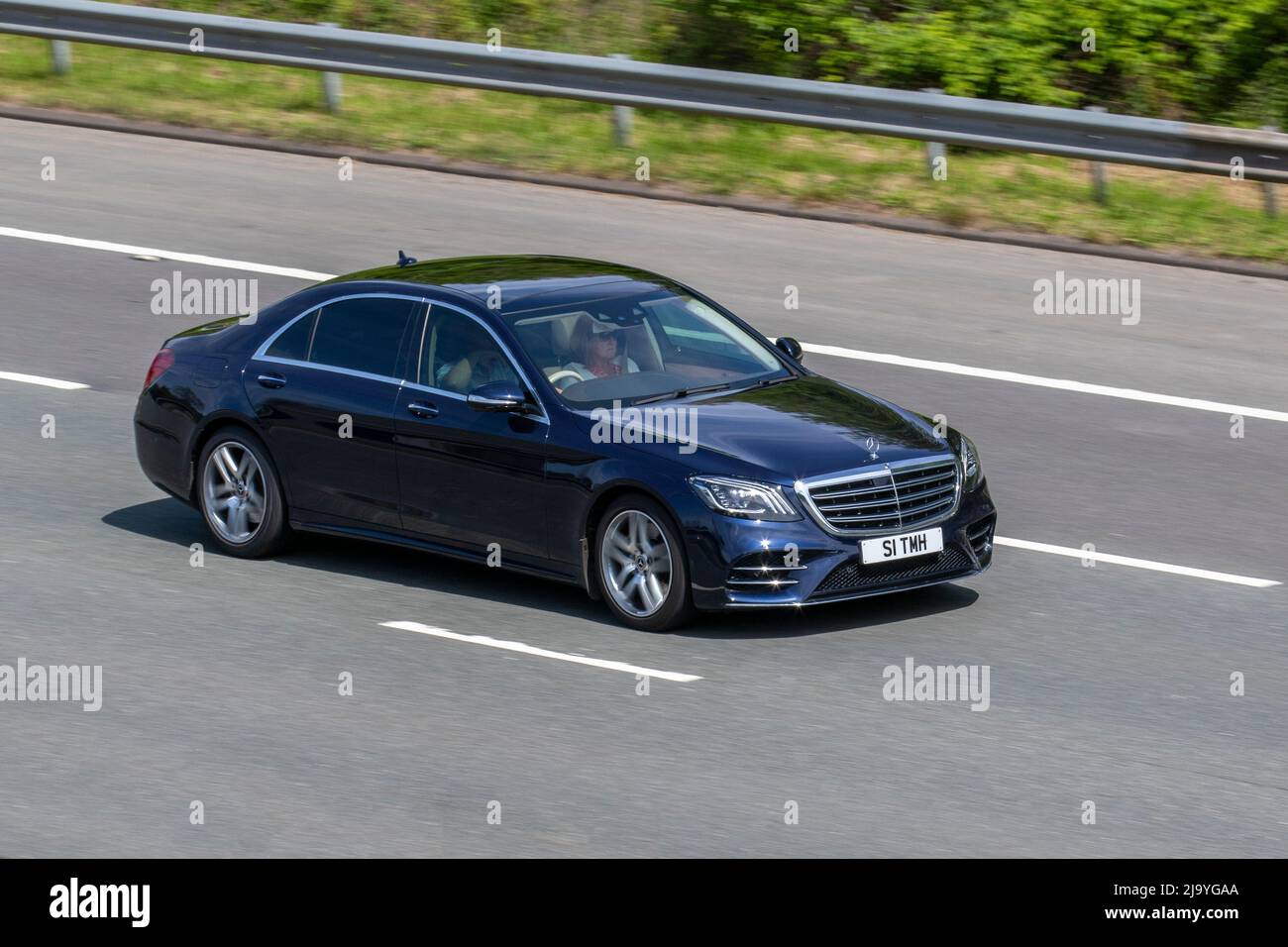 2018 blau Mercedes Benz S-CLASS S 450 L AMG LINE 2999cc Benzin 9-Gang Automatik 4dr Limousine Stockfoto