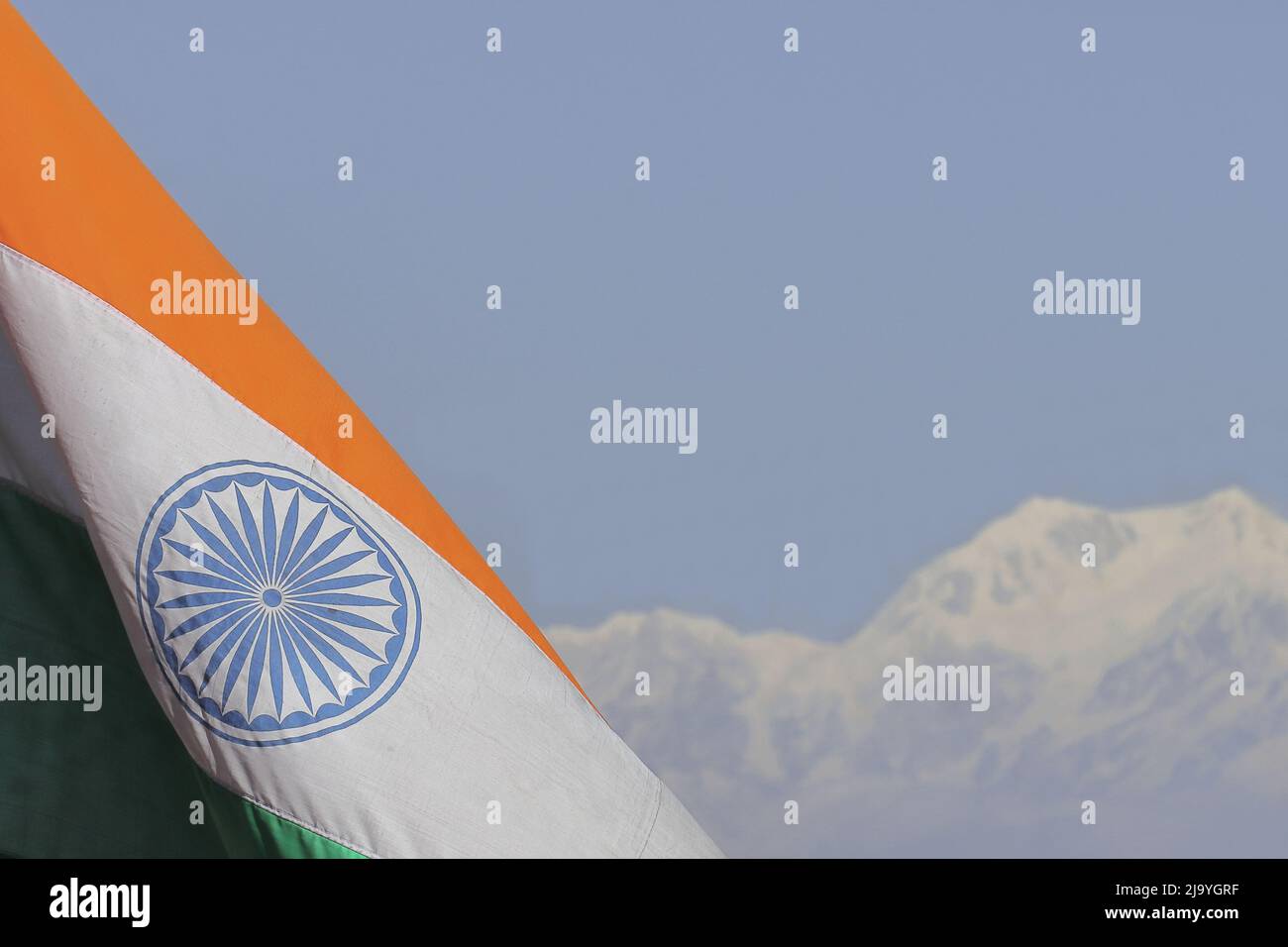 dreifarbige indische Nationalflagge und schneebedeckte himalaya-Berge mit blauem Himmel im Hintergrund Stockfoto